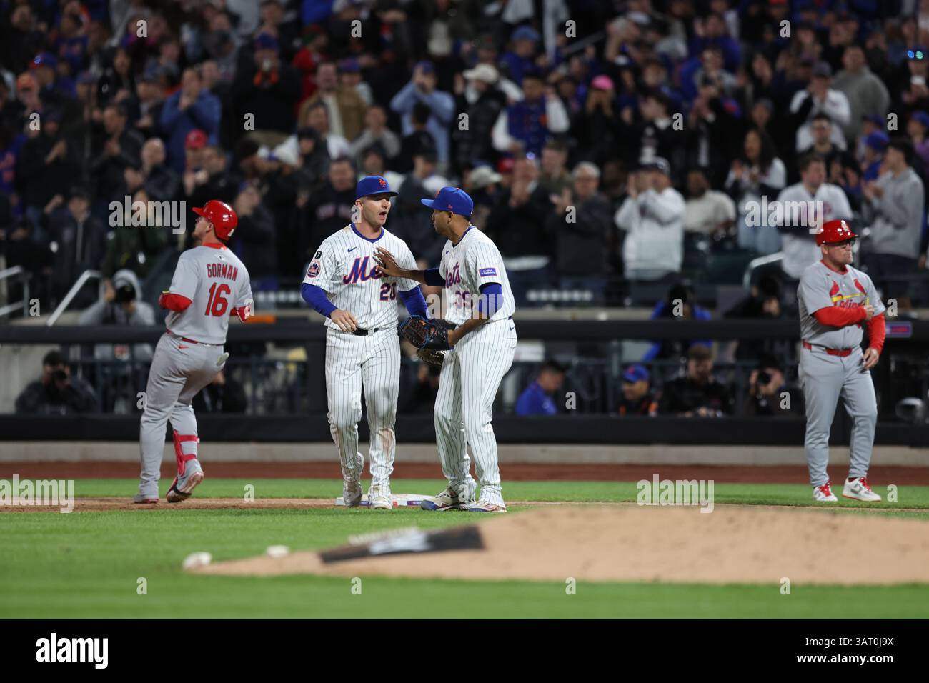 New York Mets Relief Pitcher Edwin Díaz #39 und 1B Pete Alonso #20 feiern das Finale des Baseballspiels gegen die St. Louis Cardinals im Citi Field in New York City, N.Y., Donnerstag, 17. April 2025. Die Mets gewannen mit 4:1. (Foto: Gordon Donovan) Stockfoto
