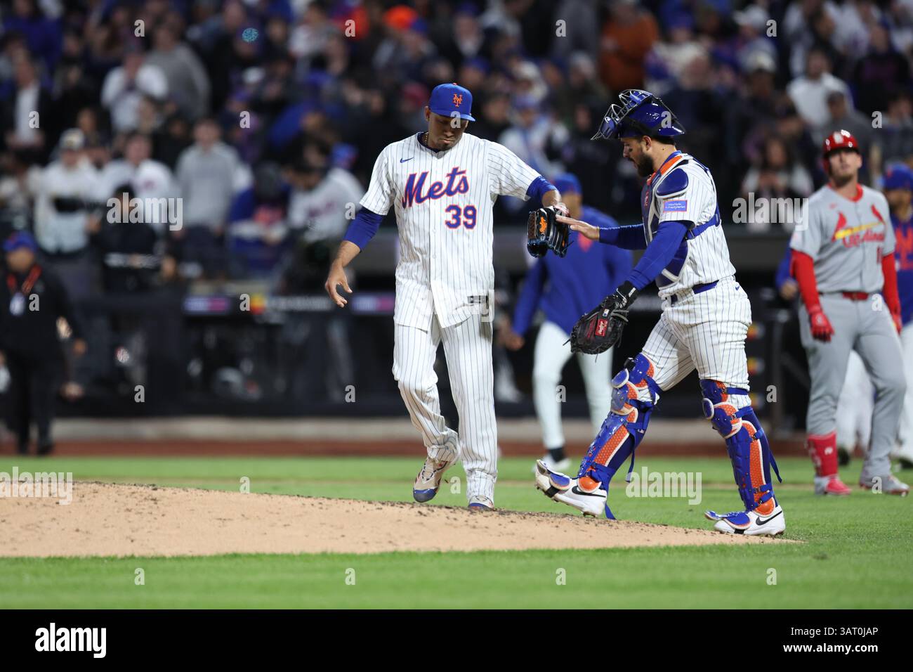 New York Mets Relief Pitcher Edwin Díaz #39 und Catcher Luis Torrens #13 feiern das Finale des Baseballspiels gegen die St. Louis Cardinals im Citi Field in New York City, New York City, am Donnerstag, den 17. April 2025. Die Mets gewannen mit 4:1. (Foto: Gordon Donovan) Stockfoto