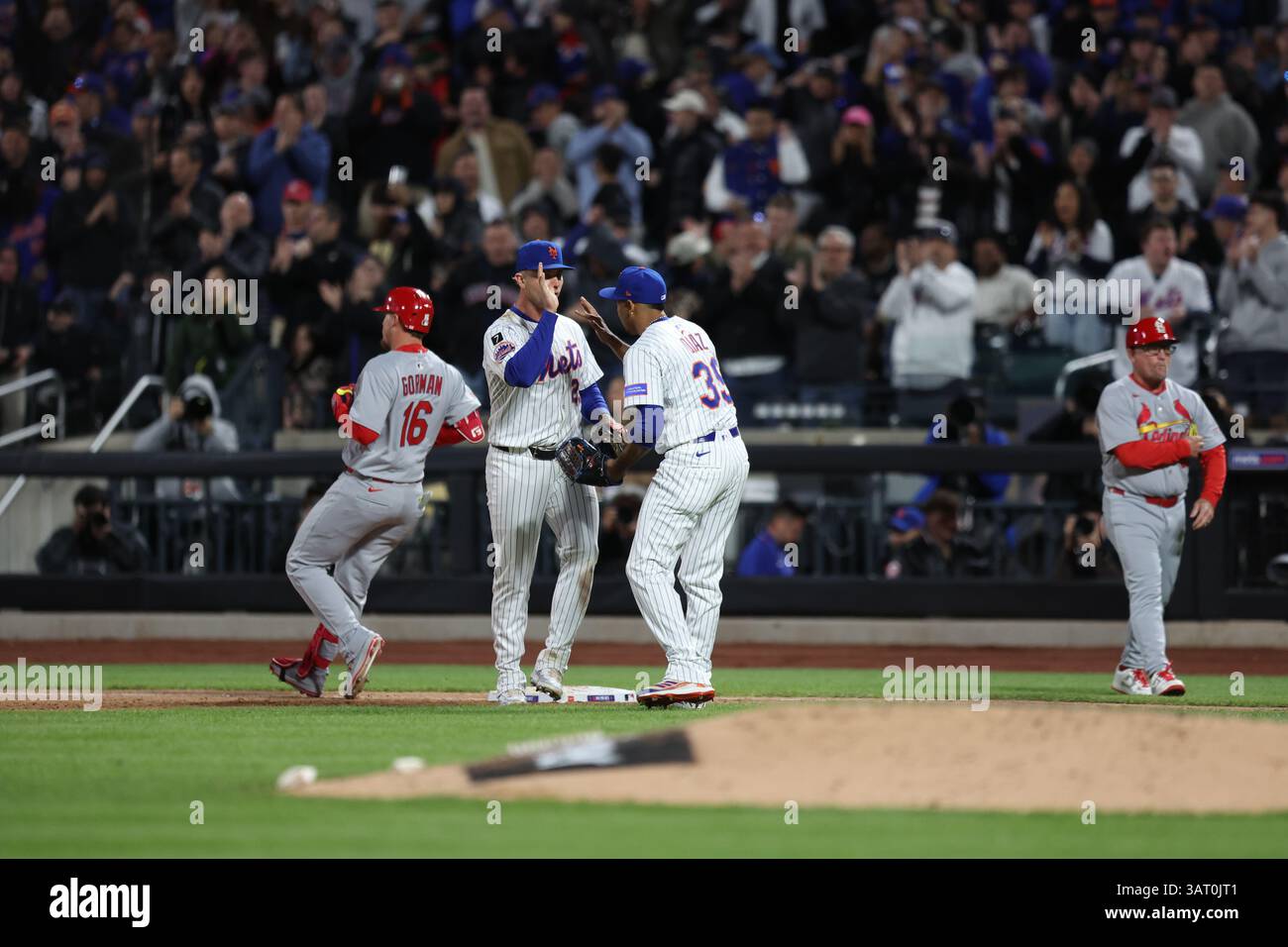 New York Mets Relief Pitcher Edwin Díaz #39 und 1B Pete Alonso #20 feiern das Finale des Baseballspiels gegen die St. Louis Cardinals im Citi Field in New York City, N.Y., Donnerstag, 17. April 2025. Die Mets gewannen mit 4:1. (Foto: Gordon Donovan) Stockfoto