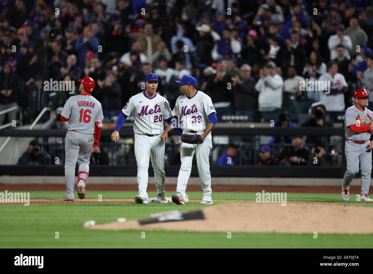 New York Mets Relief Pitcher Edwin Díaz #39 und 1B Pete Alonso #20 feiern das Finale des Baseballspiels gegen die St. Louis Cardinals im Citi Field in New York City, N.Y., Donnerstag, 17. April 2025. Die Mets gewannen mit 4:1. (Foto: Gordon Donovan) Stockfoto