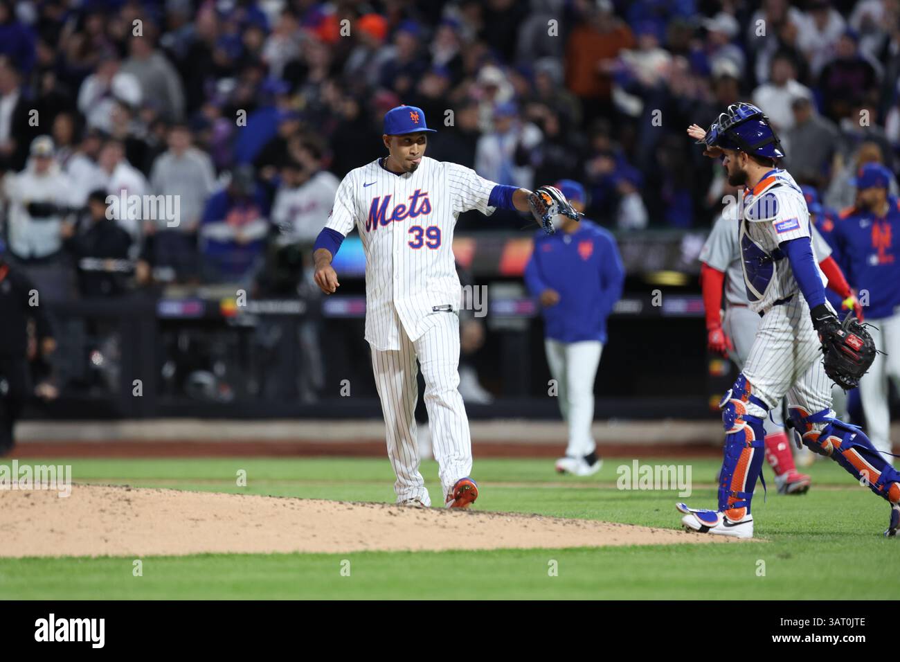 New York Mets Relief Pitcher Edwin Díaz #39 und Catcher Luis Torrens #13 feiern das Finale des Baseballspiels gegen die St. Louis Cardinals im Citi Field in New York City, New York City, am Donnerstag, den 17. April 2025. Die Mets gewannen mit 4:1. (Foto: Gordon Donovan) Stockfoto