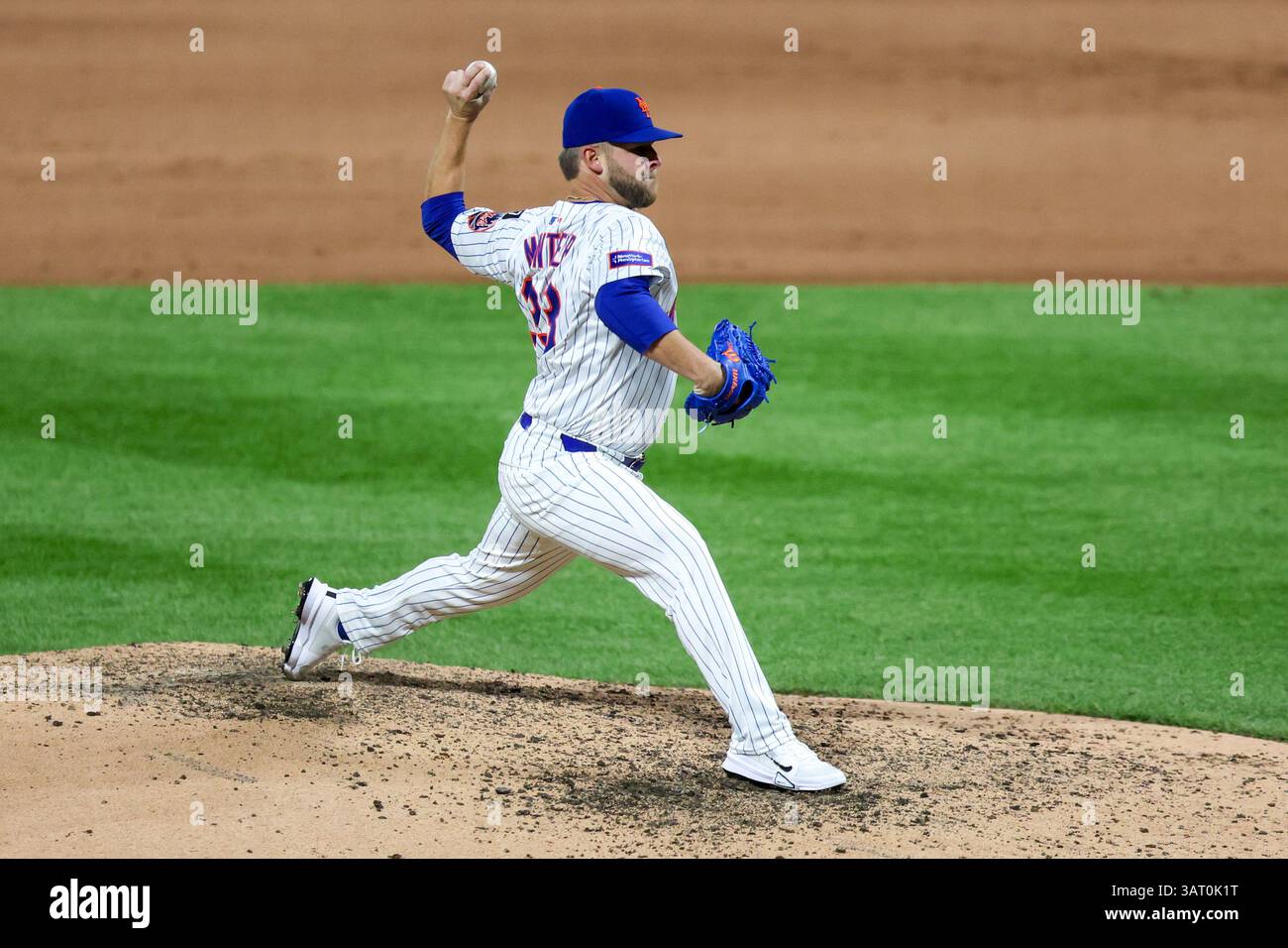 New York Mets Relief Pitcher A.J. Minter #33 wirft während des LOREM Inning eines Baseballspiels gegen die St. Louis Cardinals im Citi Field in New York City, New York City, am Donnerstag, 17. April 2025. (Foto: Gordon Donovan) Stockfoto