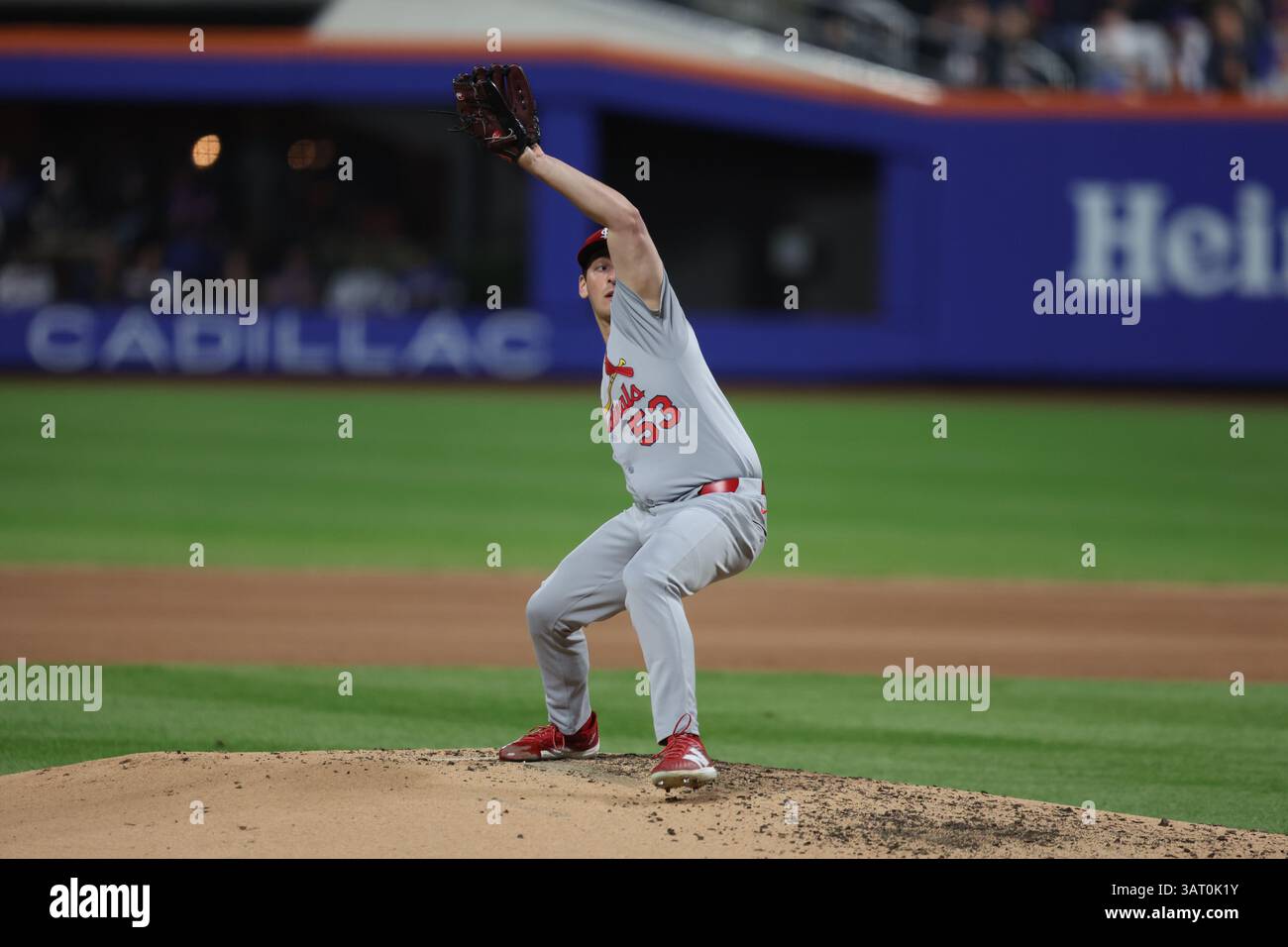 St. Louis Cardinals Relief Pitcher Andre Pallante #53 wirft während des vierten Inning eines Baseballspiels gegen die New York Mets im Citi Field in New York City, N.Y., Donnerstag, 17. April 2025. (Foto: Gordon Donovan) Stockfoto
