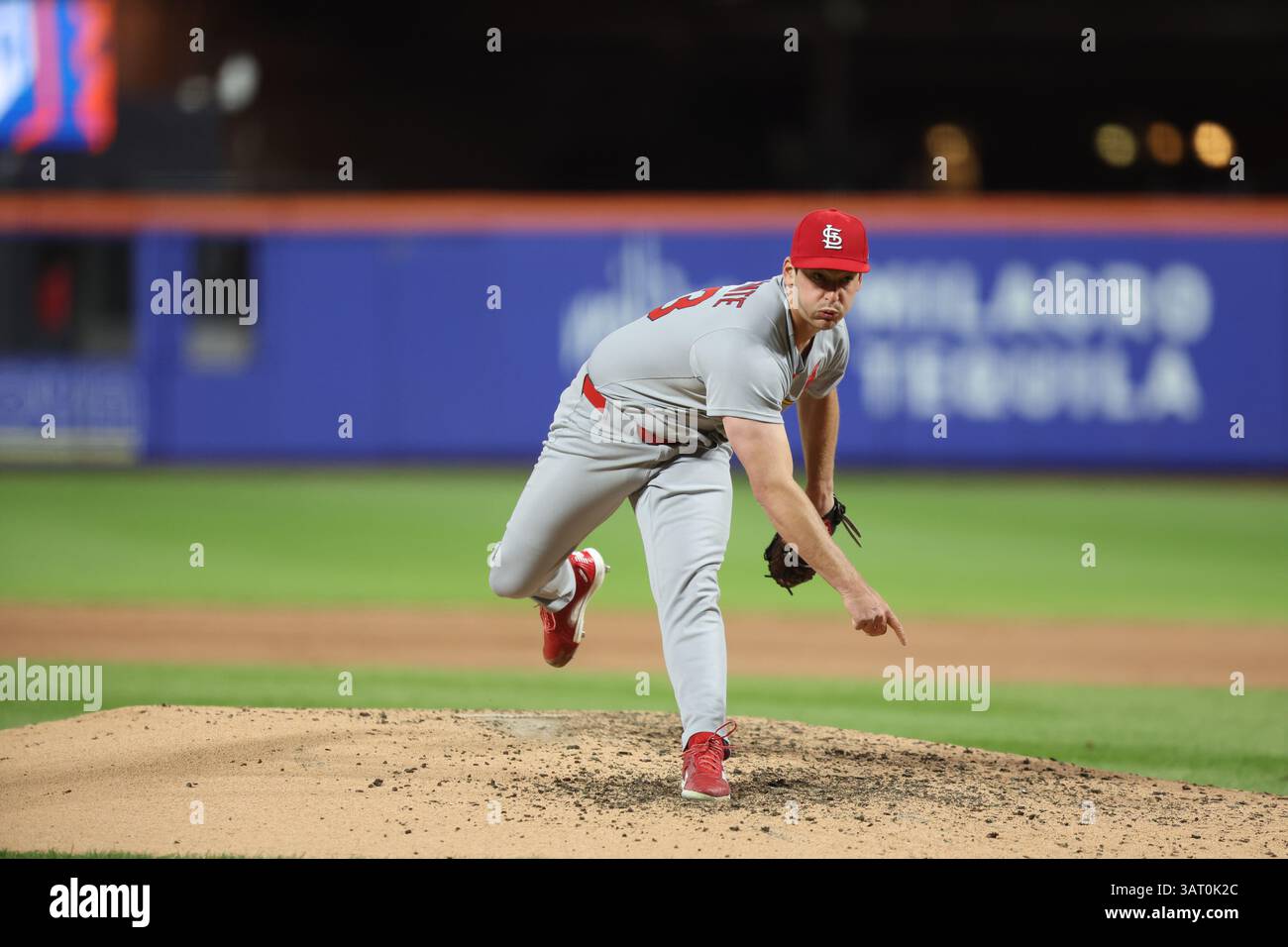 St. Louis Cardinals Relief Pitcher Andre Pallante #53 wirft während des fünften Inning eines Baseballspiels gegen die New York Mets im Citi Field in New York City, N.Y., Donnerstag, 17. April 2025. (Foto: Gordon Donovan) Stockfoto