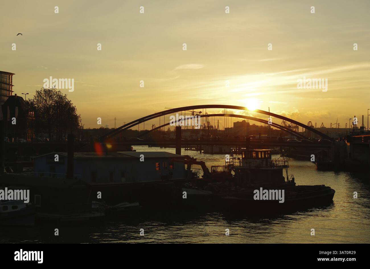 Der Tag geht zu Ende - Sonnenuntergang im Hamburger Hafen Stockfoto