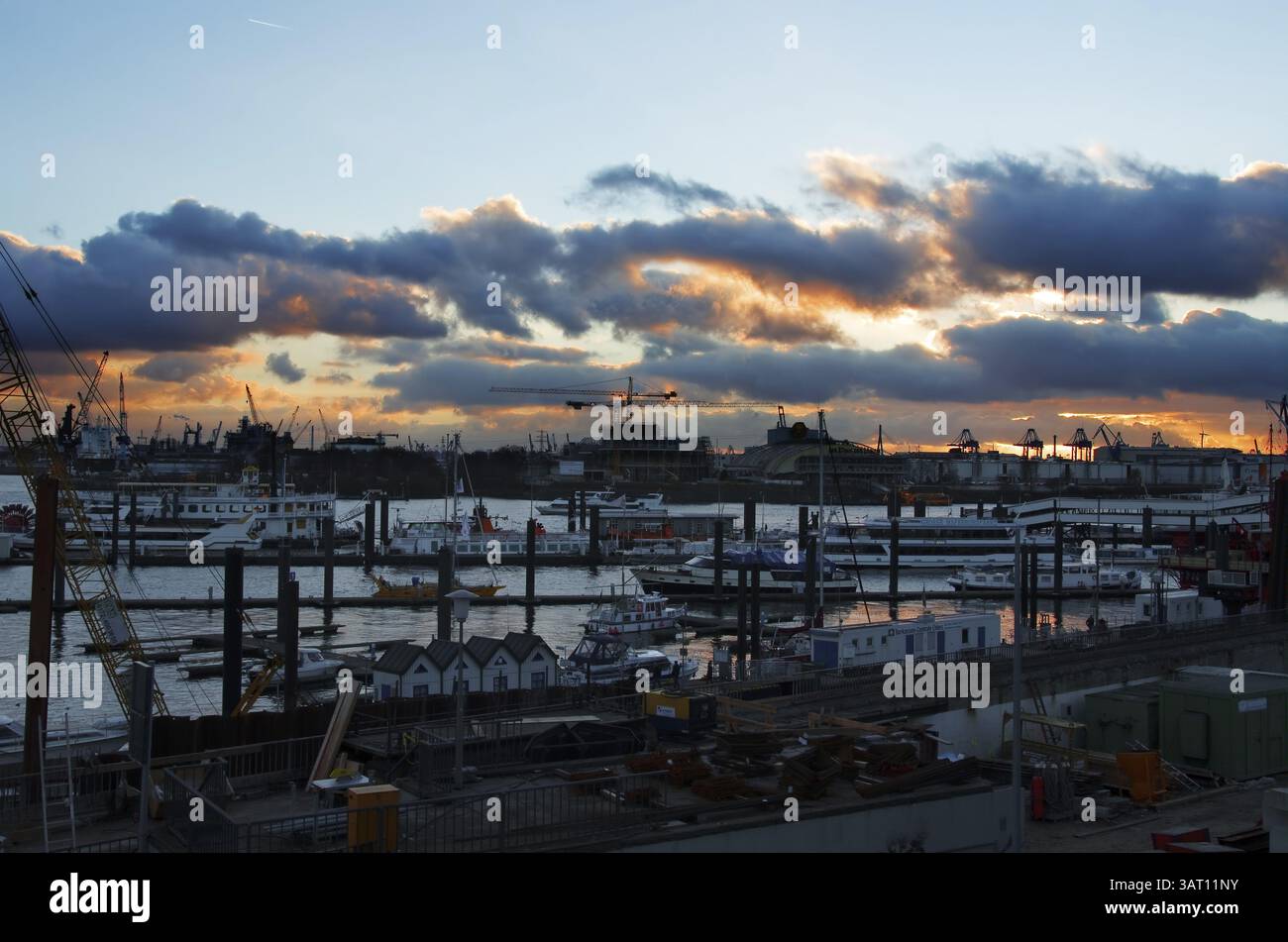 Der Tag geht im Hafen zu Ende Stockfoto