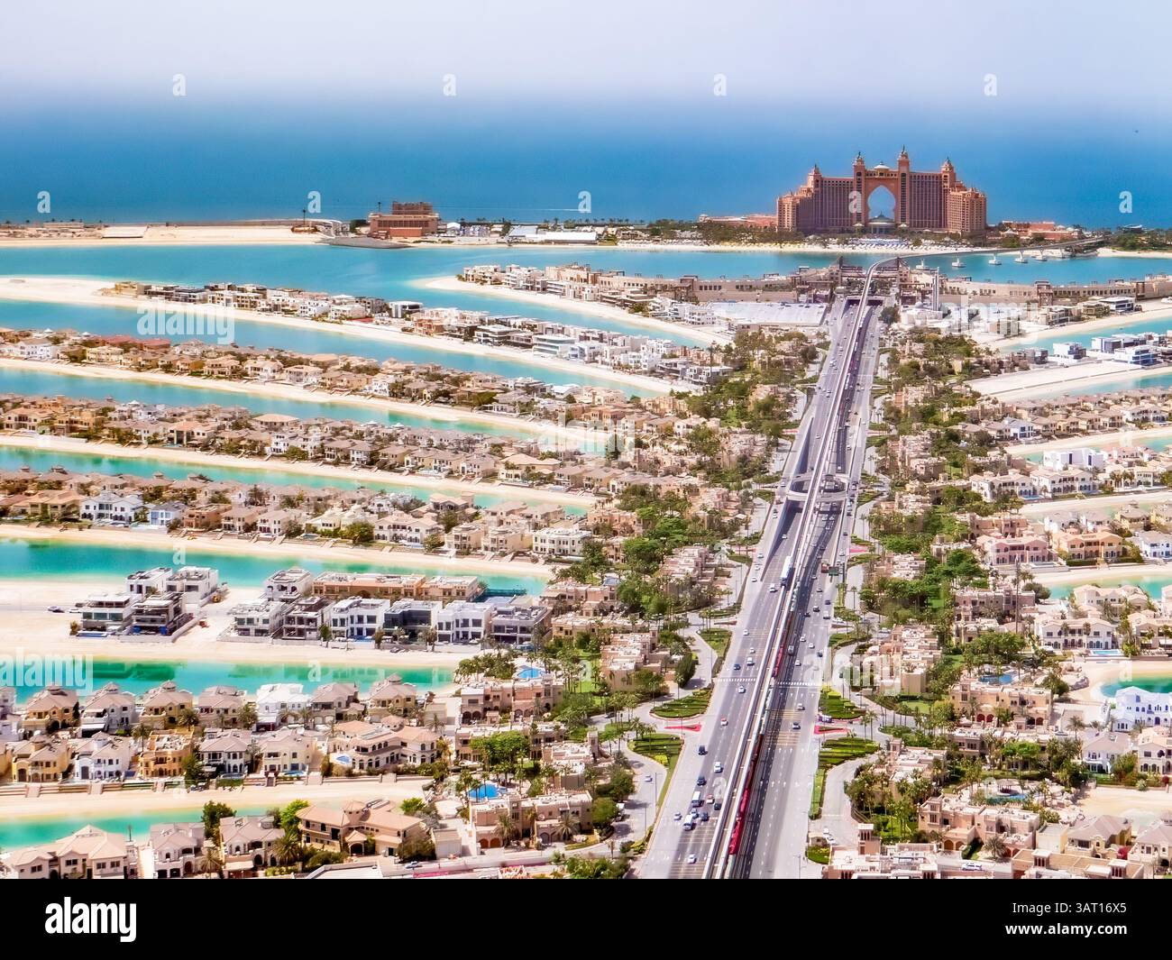 DUBAI, VAE. Blick auf die künstliche Insel Palm Jumeirah und Atlantis Hotel in Dubai, VAE. Es ist eine von drei Inseln, die Palm Islands in Dubai genannt werden Stockfoto