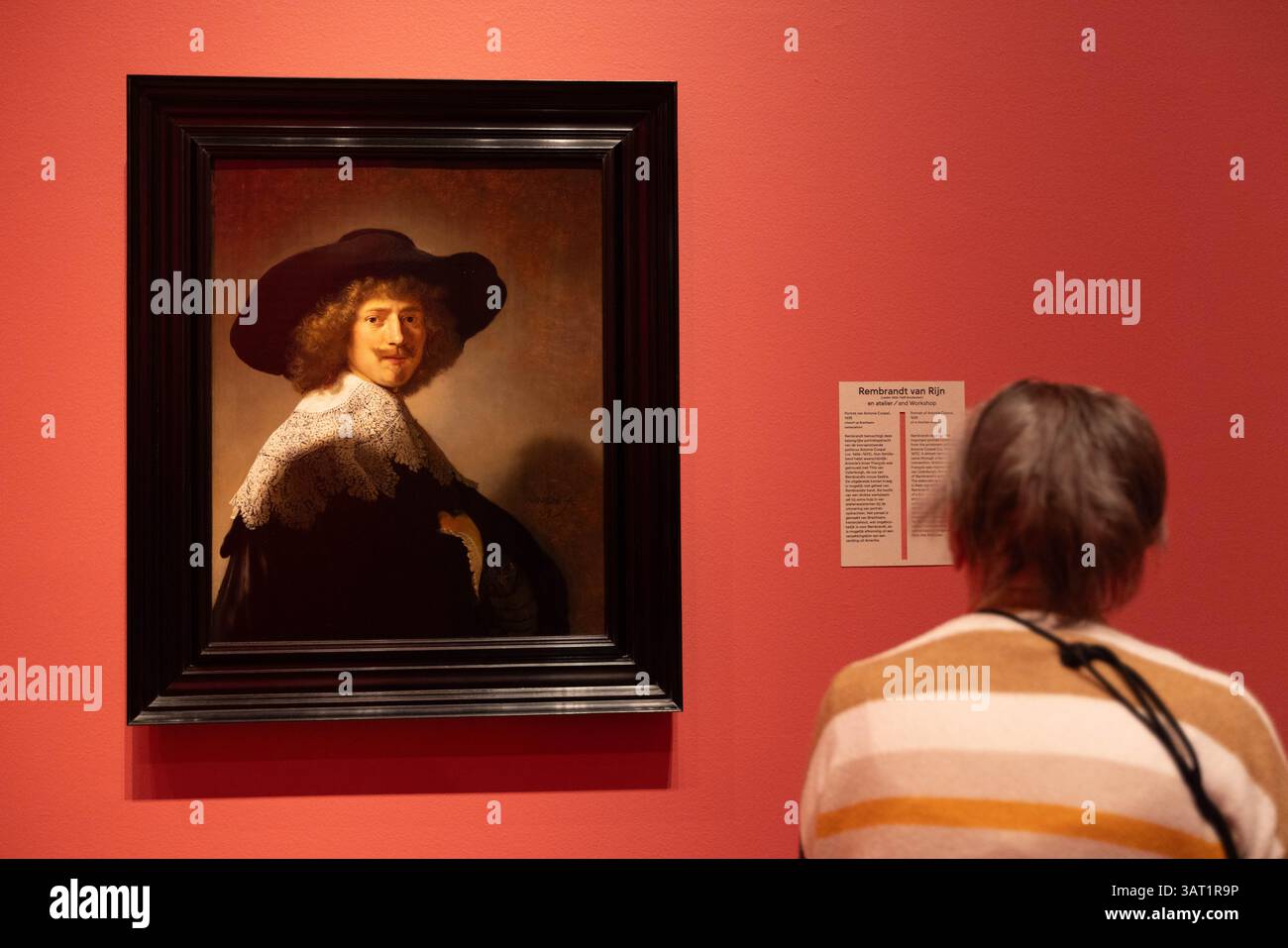 (250418) -- AMSTERDAM, 18. April 2025 (Xinhua) -- Ein Besucher sieht ein Kunstwerk während der Ausstellung „From Rembrandt to Vermeer: Masterpieces from the Leiden Collection“ in Amsterdam, Niederlande, 17. April 2025. Mit 75 Werken von 27 Künstlern aus dem Goldenen Zeitalter des 17. Jahrhunderts, darunter Werke von Rembrandt van Rijn und Johannes Vermeer, findet die Ausstellung vom 9. April bis 24. August 2025 statt. (Foto: Sylvia Lederer/Xinhua) Stockfoto