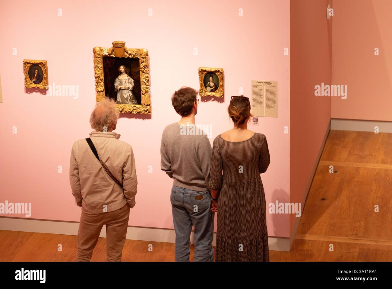 (250418) -- AMSTERDAM, 18. April 2025 (Xinhua) -- die Besucher sehen Kunstwerke während der Ausstellung 'von Rembrandt bis Vermeer: Meisterwerke aus der Sammlung Leiden' in Amsterdam, Niederlande, 17. April 2025. Mit 75 Werken von 27 Künstlern aus dem Goldenen Zeitalter des 17. Jahrhunderts, darunter Werke von Rembrandt van Rijn und Johannes Vermeer, findet die Ausstellung vom 9. April bis 24. August 2025 statt. (Foto: Sylvia Lederer/Xinhua) Stockfoto