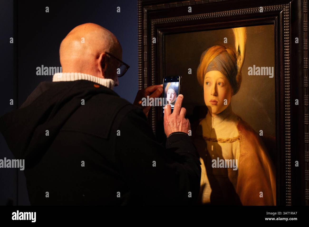 (250418) -- AMSTERDAM, 18. April 2025 (Xinhua) -- Ein Besucher fotografiert ein Kunstwerk während der Ausstellung „From Rembrandt to Vermeer: Masterpieces from the Leiden Collection“ in Amsterdam, Niederlande, 17. April 2025. Mit 75 Werken von 27 Künstlern aus dem Goldenen Zeitalter des 17. Jahrhunderts, darunter Werke von Rembrandt van Rijn und Johannes Vermeer, findet die Ausstellung vom 9. April bis 24. August 2025 statt. (Foto: Sylvia Lederer/Xinhua) Stockfoto