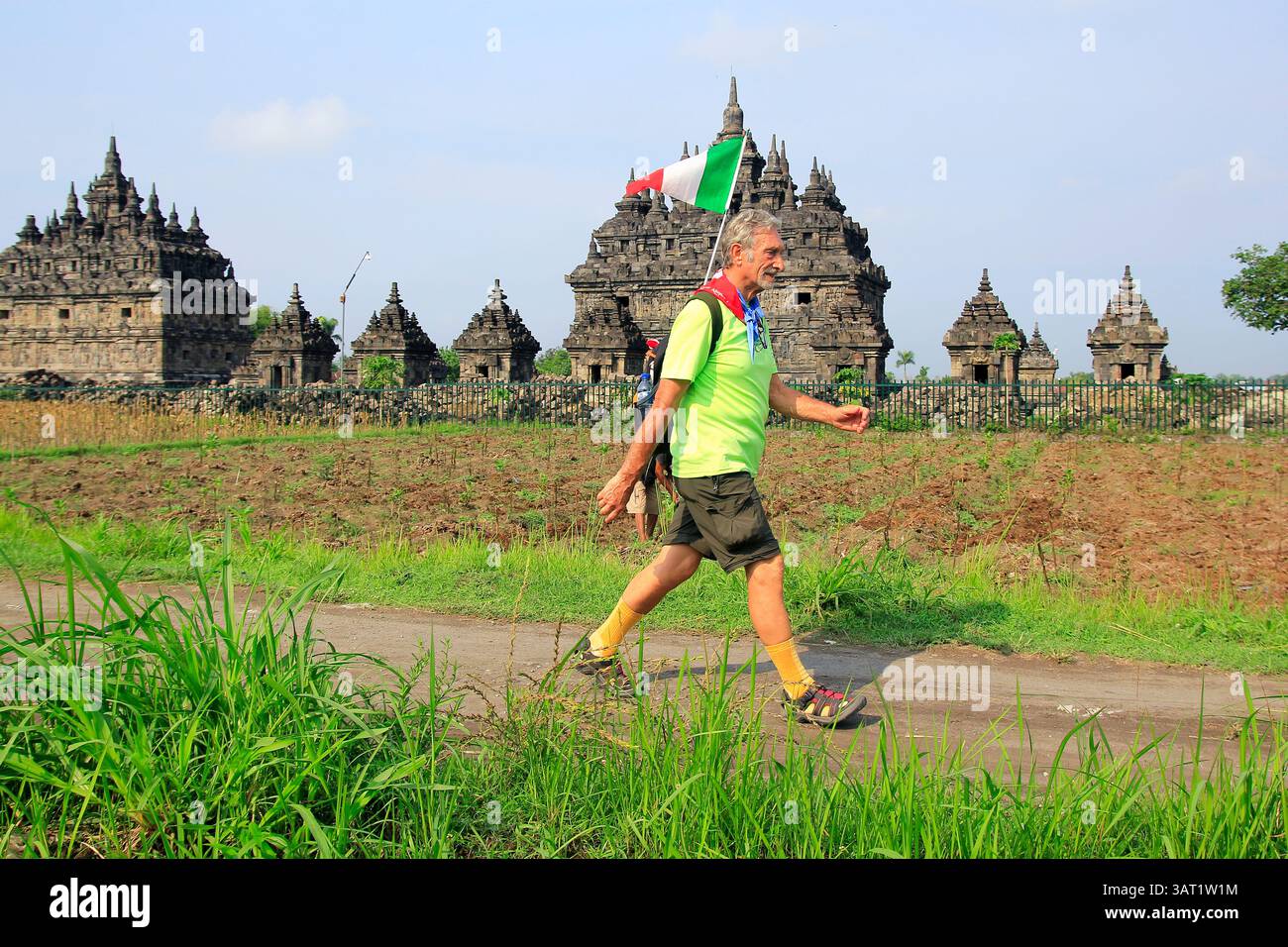 Teilnehmer aus Italien in der Region Plaosan Tempel am Jogja International Heritage Walk. Ein Tempel, der Teil des kulturellen Erbes in Indonesien ist Stockfoto
