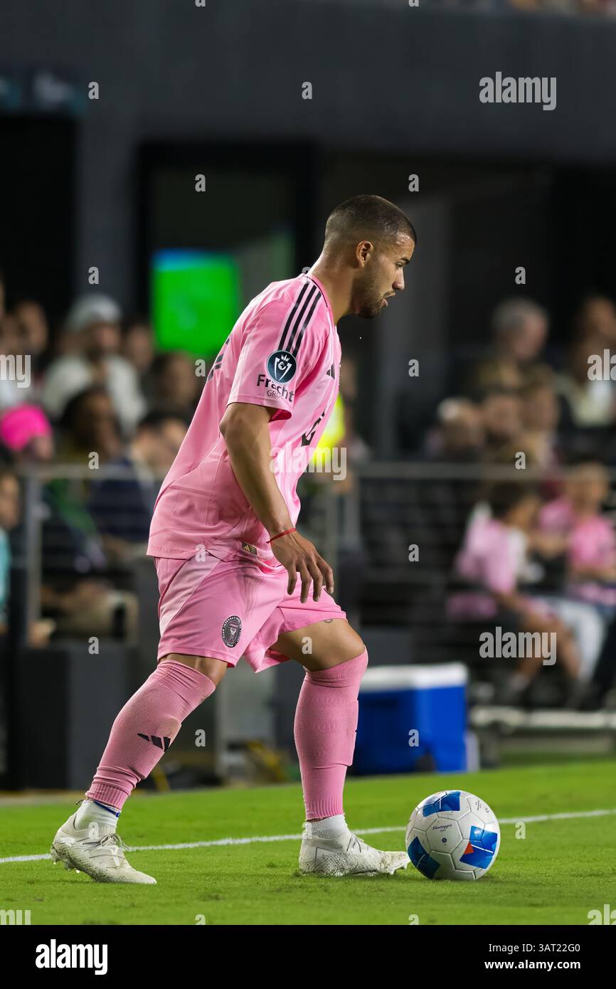 Inter Miami CF-Verteidiger Marcelo Weigandt dribbelt den Ball während eines CONCACAF Champions Cup-Spiels gegen LAFC im Chase Stadium. Stockfoto