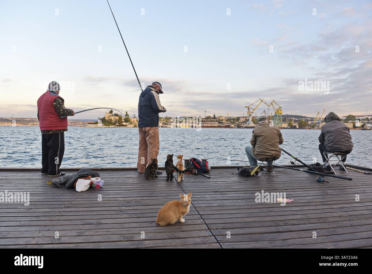 Angeln am Pier nahe der Schwarzmeerküste Stockfoto