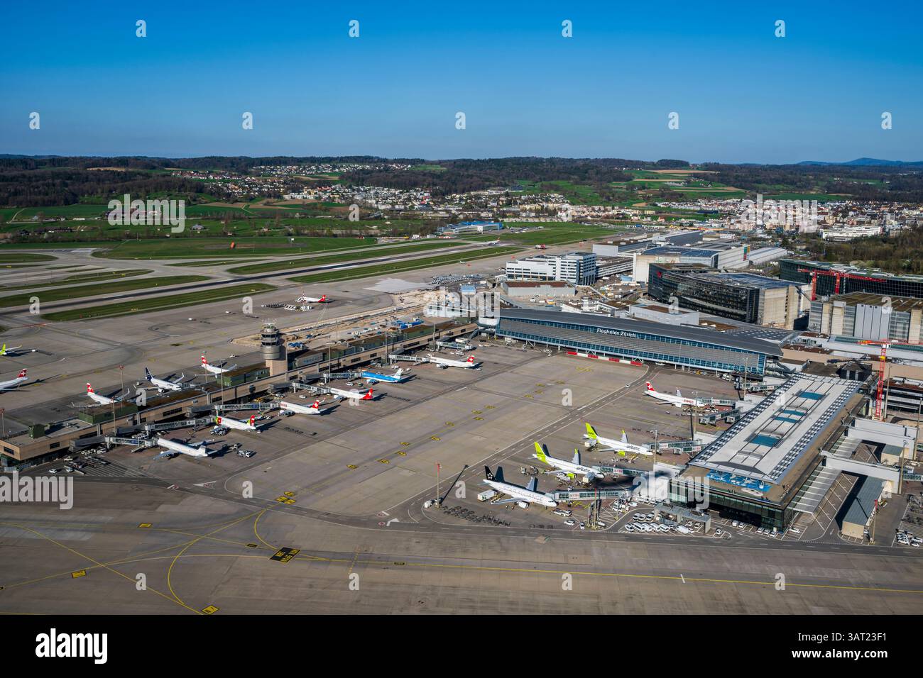 Luftansicht auf den internationalen Flughafen Zürich, Kloten, Schweiz Stockfoto