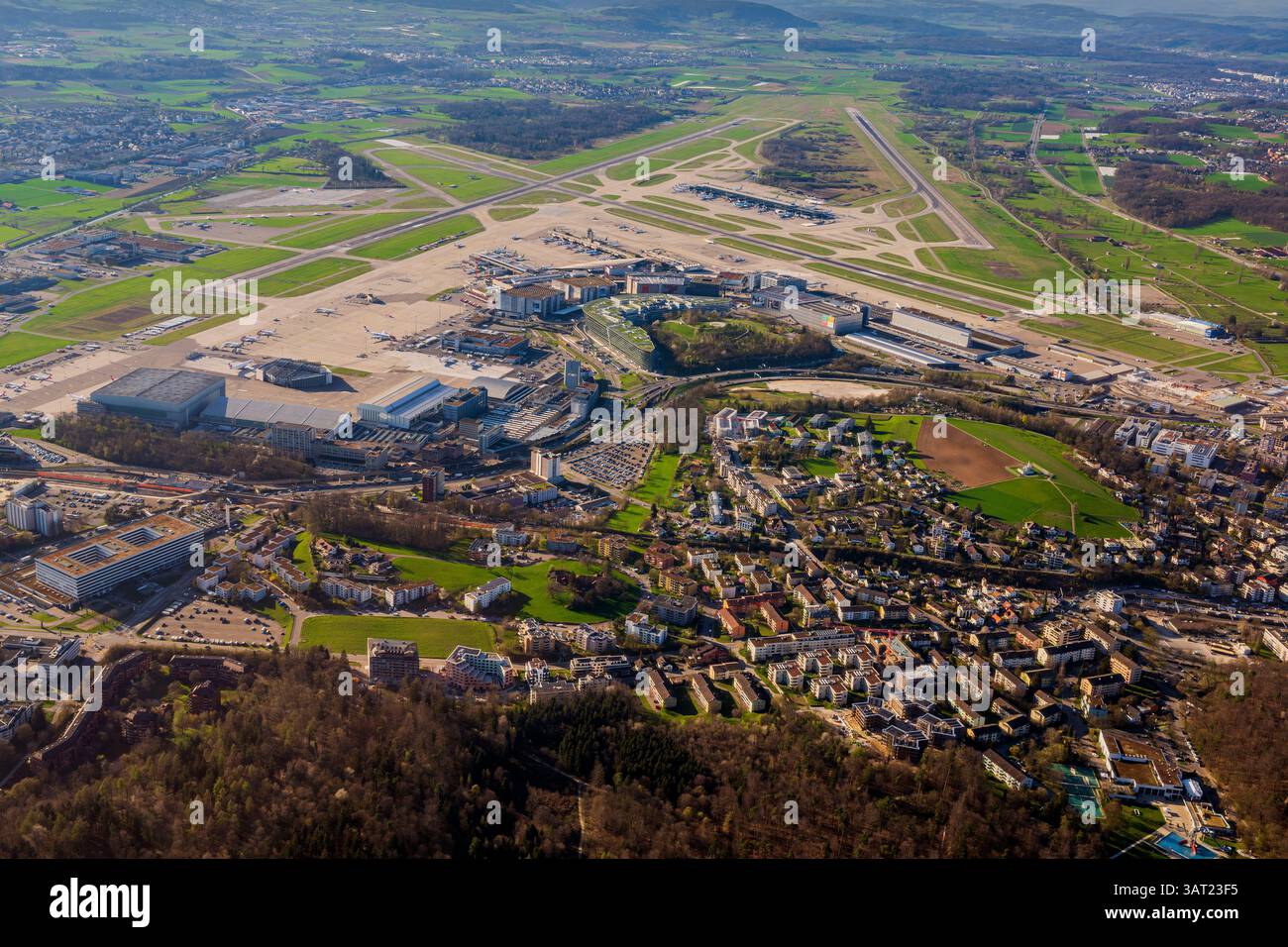 Luftansicht auf den internationalen Flughafen Zürich, Kloten, Schweiz Stockfoto