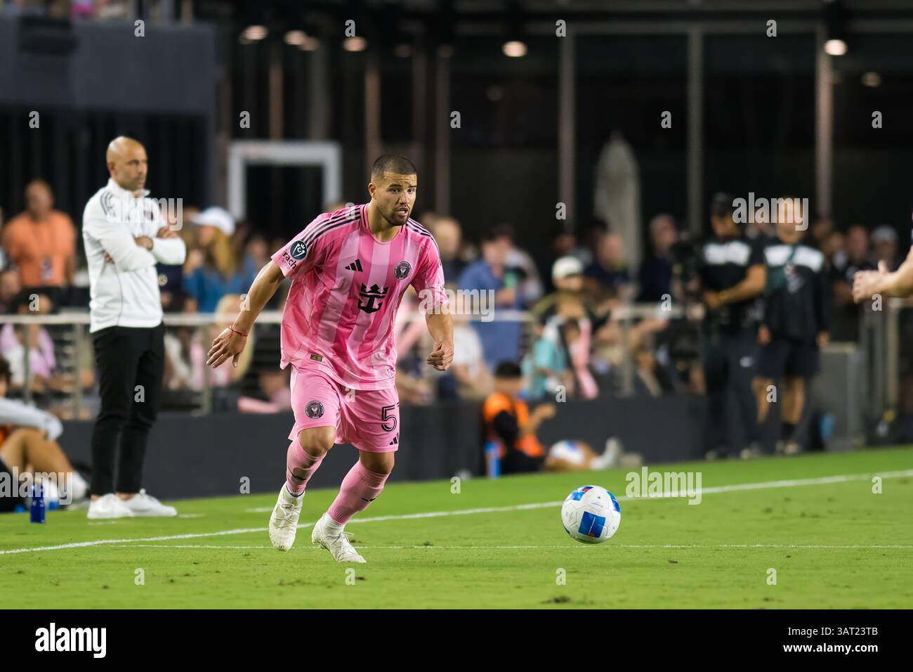 Inter Miami CF-Verteidiger Marcelo Weigandt dribbelt den Ball während eines CONCACAF Champions Cup-Spiels gegen LAFC im Chase Stadium. Stockfoto