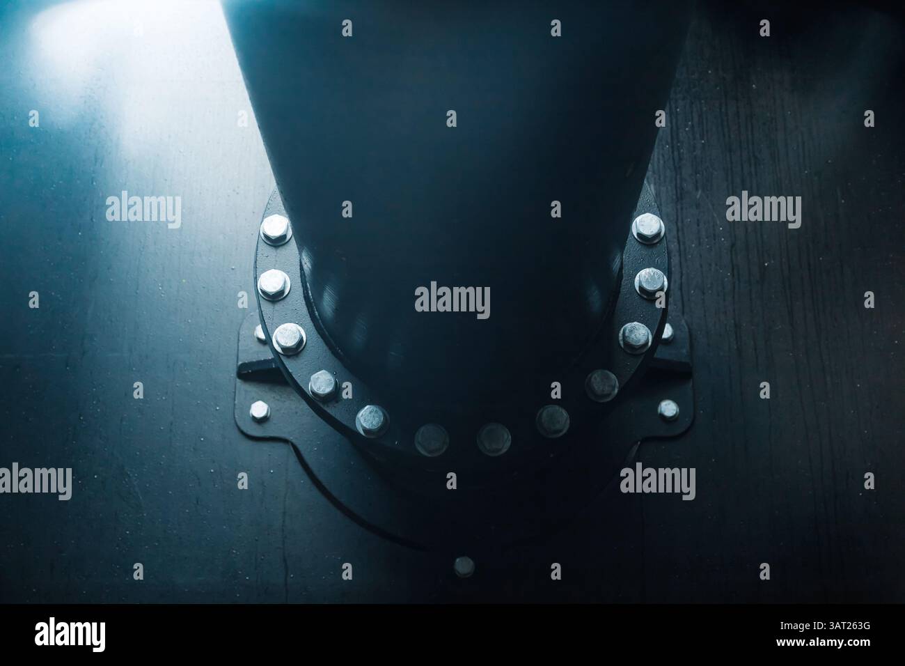 Ballastbehälter eines Behälters mit einem mit der Stirnwand verschraubten Rohr. Stockfoto