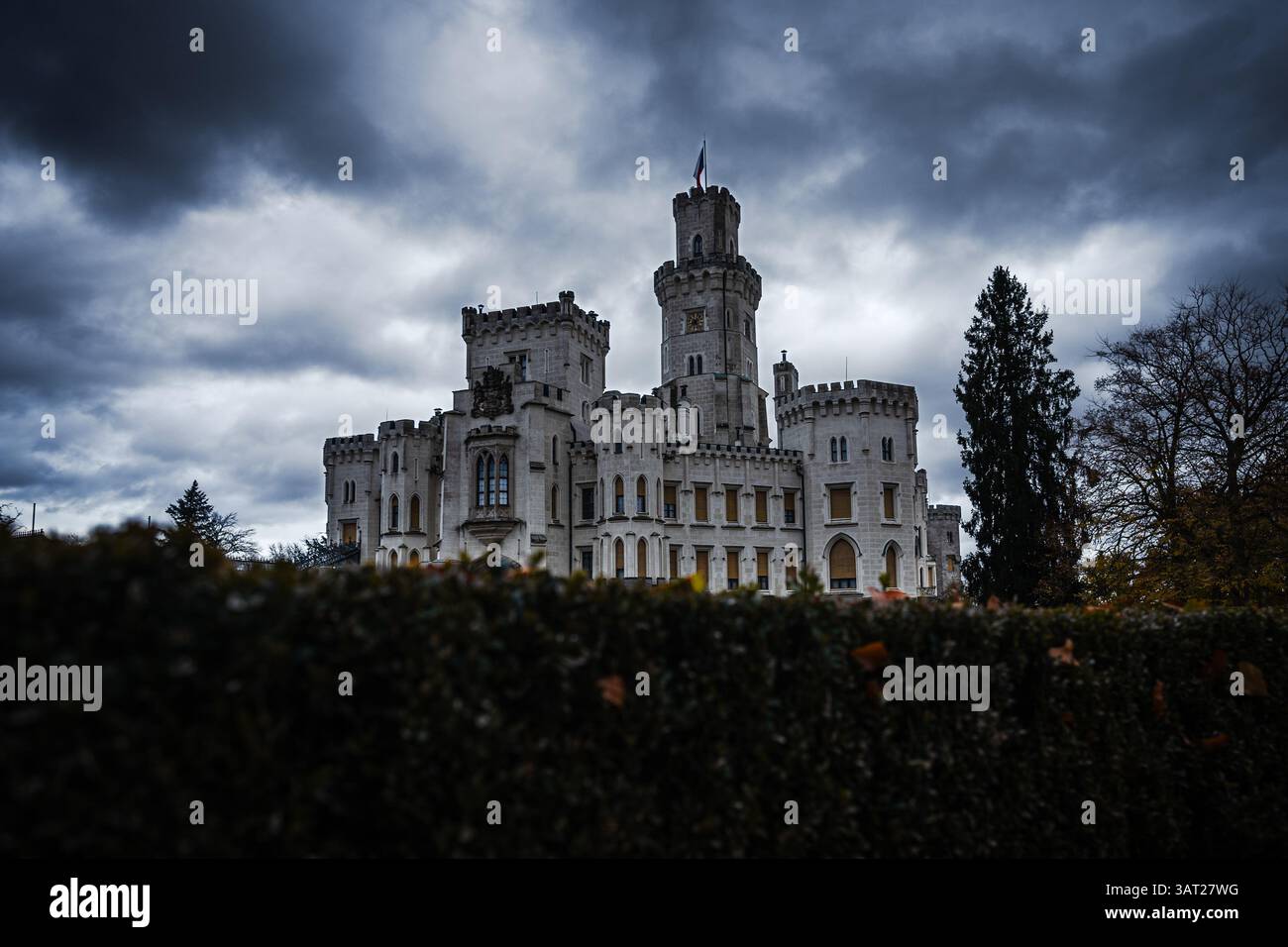 Dunkler Herbsttag in der berühmten Burg Hluboka nad Vltavou im Süden der Tschechischen Republik, Europa. Stockfoto