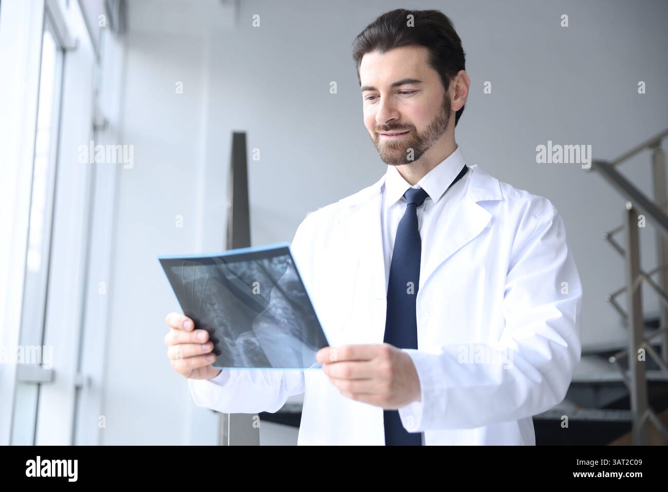 Arzt untersucht Hals-MRT in der Klinik Stockfoto