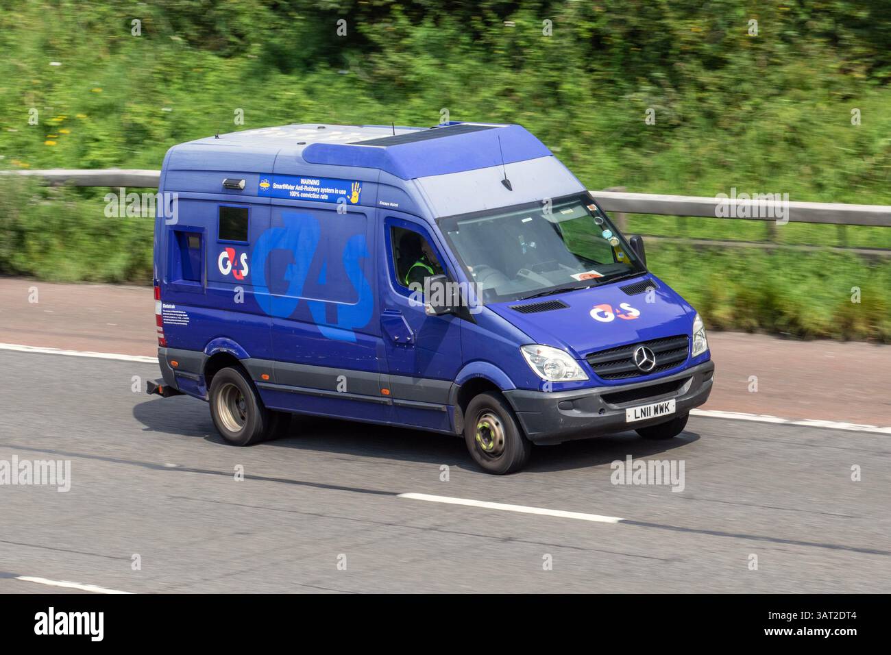 2011 Blauer Mercedes-Benz Sprinter 513 CDI MWB HCV Panel Van Diesel 2143 ccm. G4S Geldtransporter; Fahrt auf der Autobahn M61, Großbritannien Stockfoto