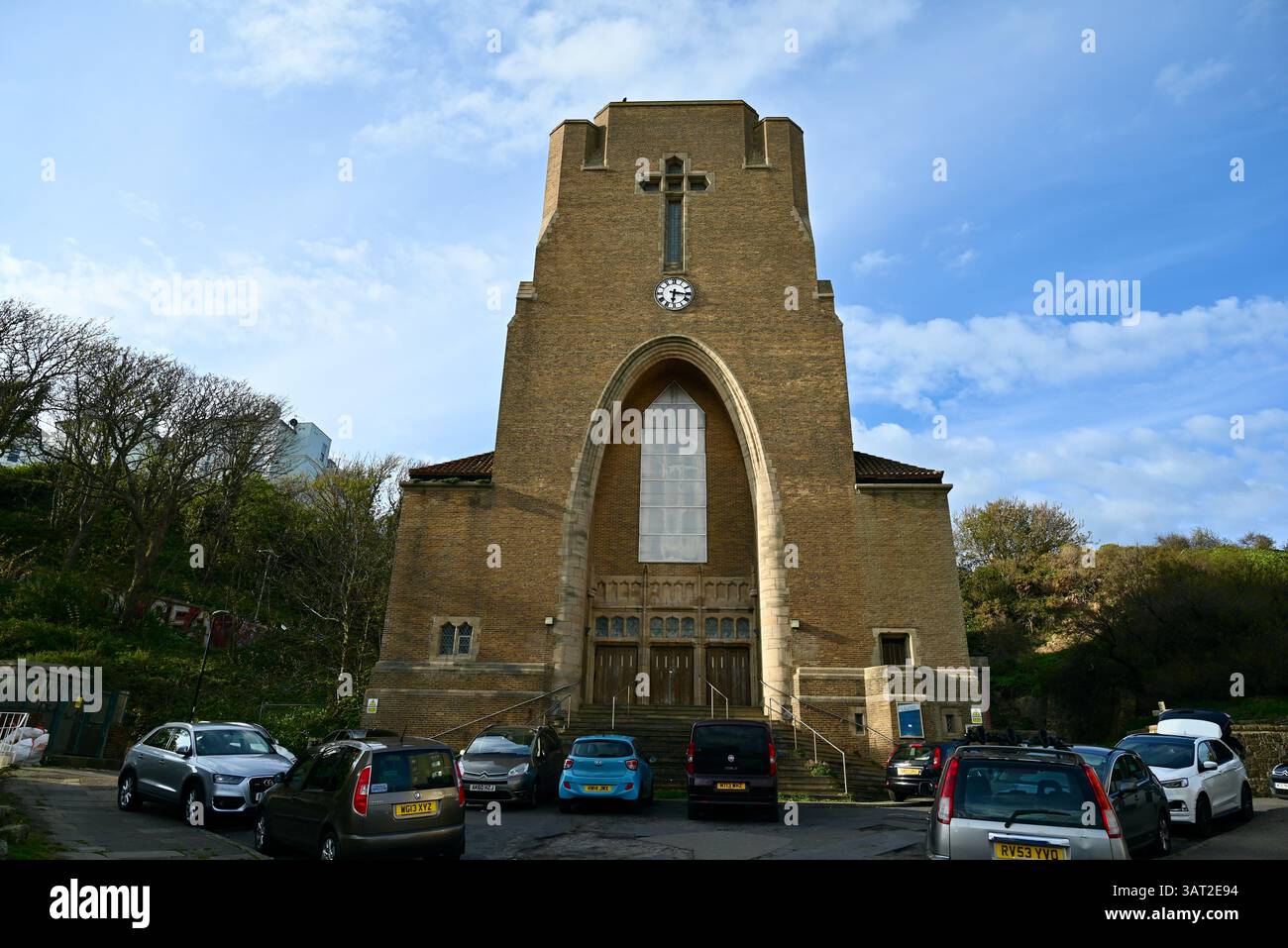Die Pfarrkirche st. léonards steht leer und verlassen in St. leonards hastings sussex Stockfoto