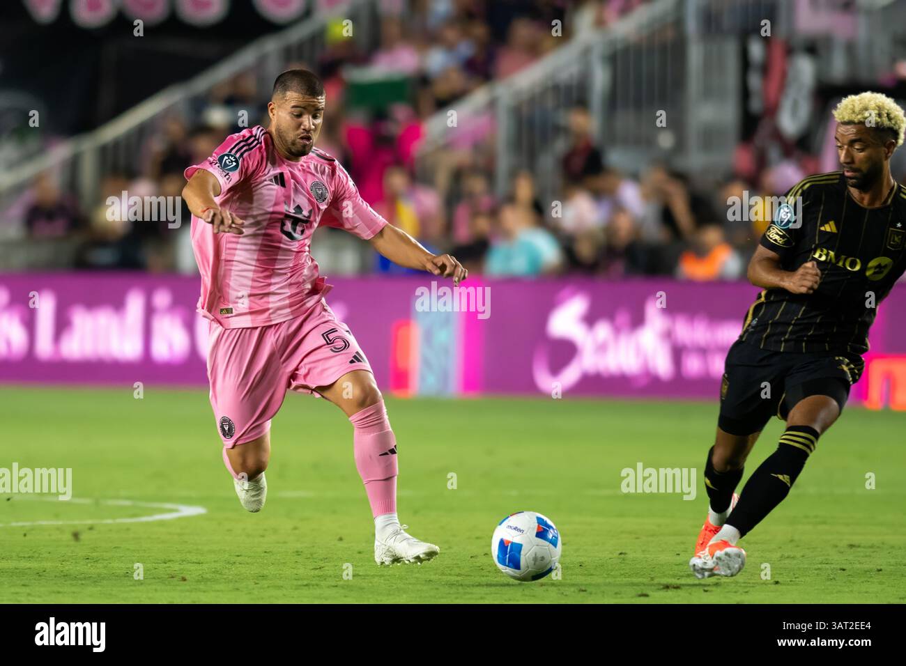 April 2025. Der LAFC-Mittelfeldspieler Timothy Tillman (11) tritt im Rahmen eines CONCACAF Champions Cup-Spiels gegen Marcelo Weigandt (57) an. Stockfoto