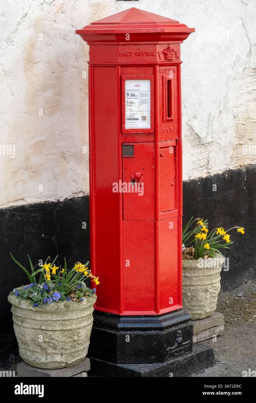 Rotes viktorianisches achteckiges Postfach in Double Street, Framlingham, Suffolk, East Anglia, England, UK – Postfach-ID IP13 6243D Stockfoto