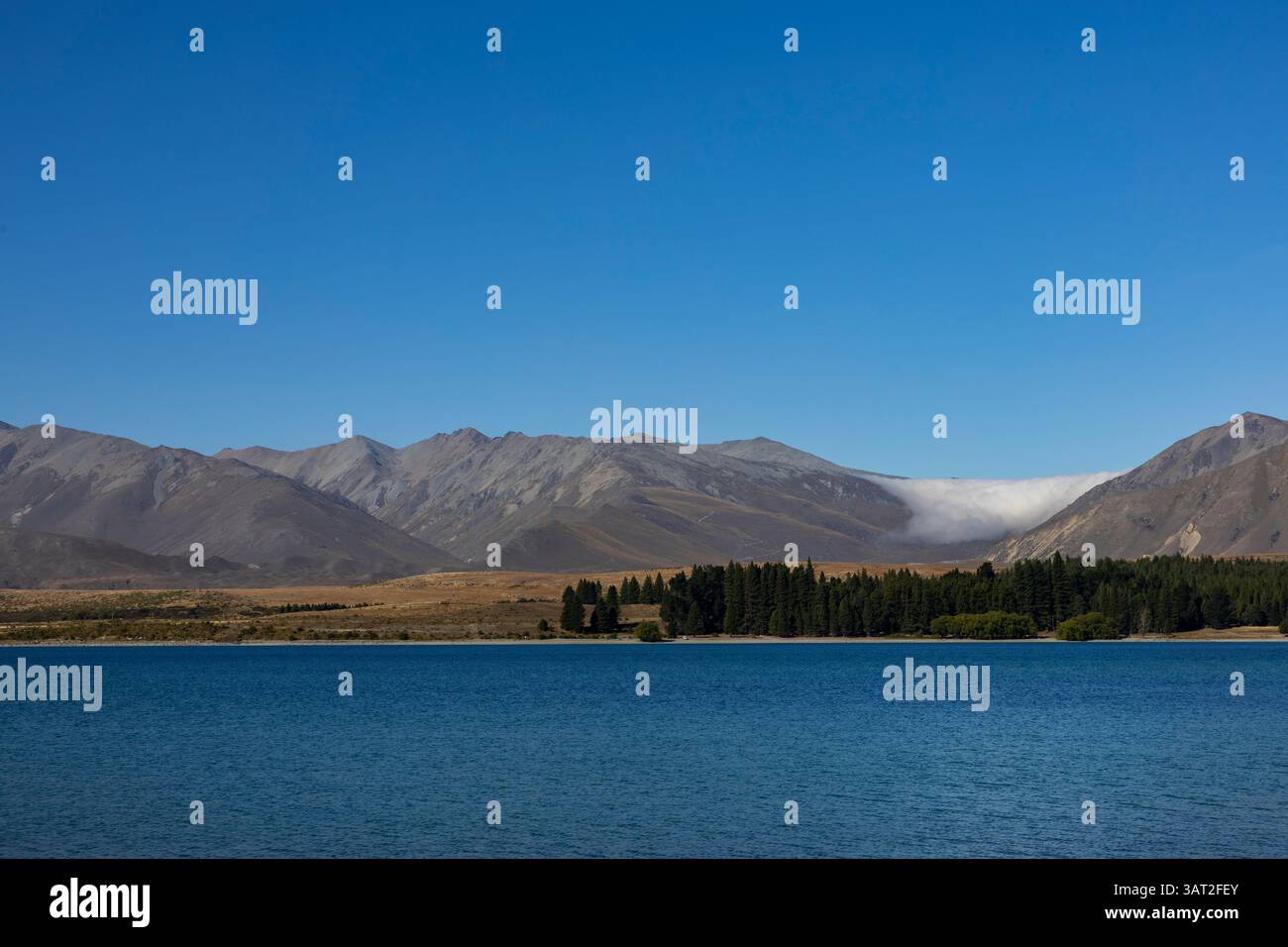 Wolken, die die Berge am Lake Tekapo herunterrollen Stockfoto