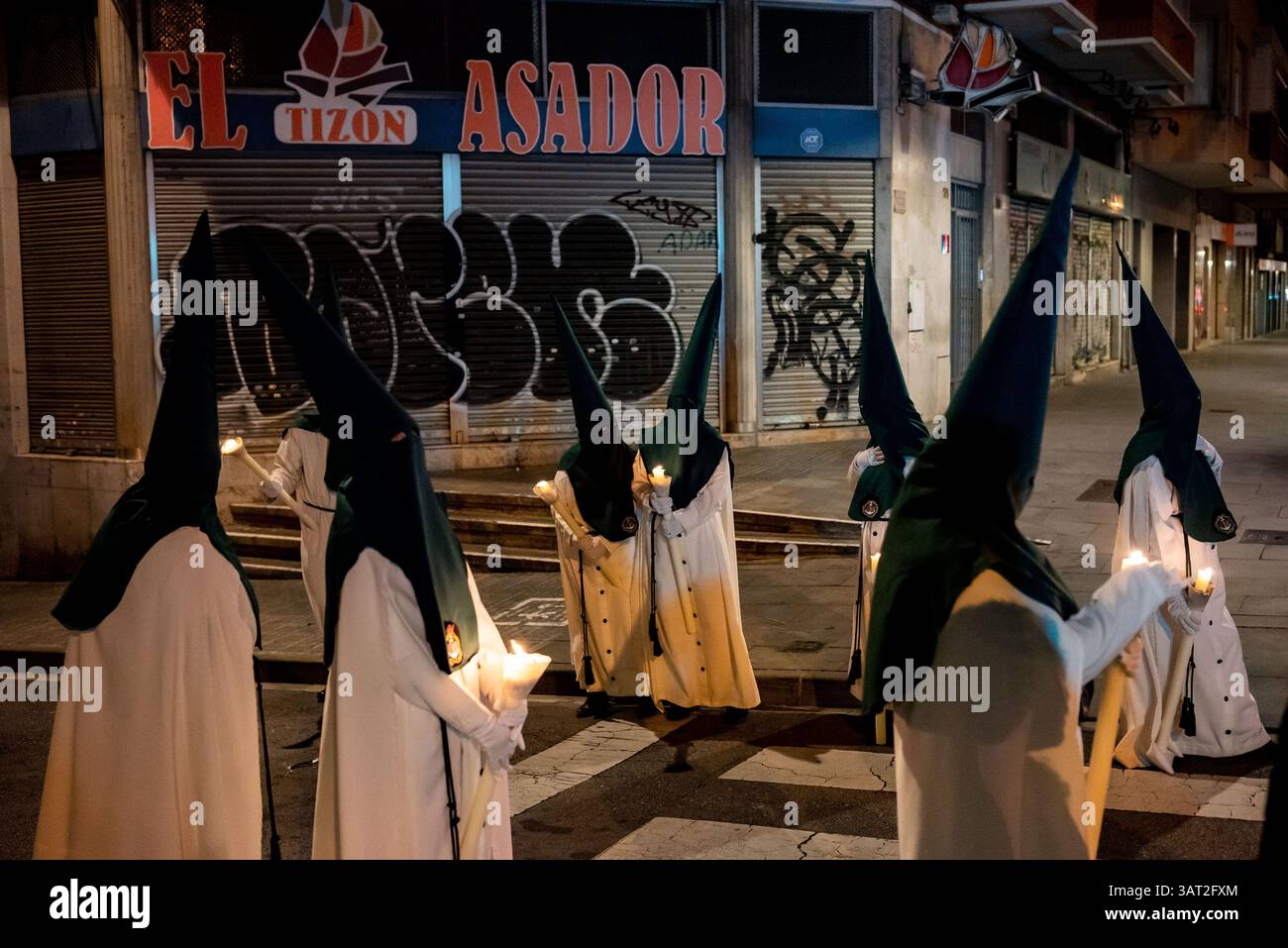 18. April 2025, Cornella de Llobregat, Barcelona, Spanien: Die Kapuzenbüßlinge der Bruderschaft Cristo Buena Muerte nehmen an der Festprozession am Donnerstag in Cornella de Llobregat, Provinz Barcelona, während der Feierlichkeiten der Karwoche Teil. Bild: Jordi Boixareu/Alamy Live News. Stockfoto