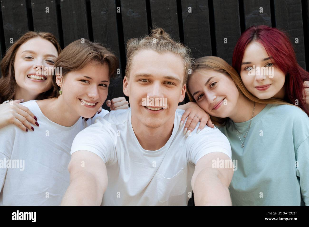 Teenager-Freunde lächeln zusammen während eines Selfie-Moments Stockfoto