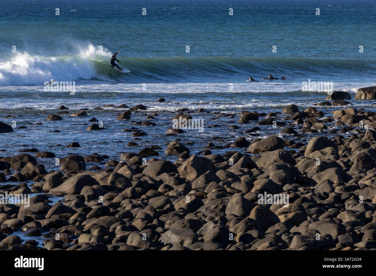 Surfen an der Küste von Taranaki, Neuseeland Stockfoto