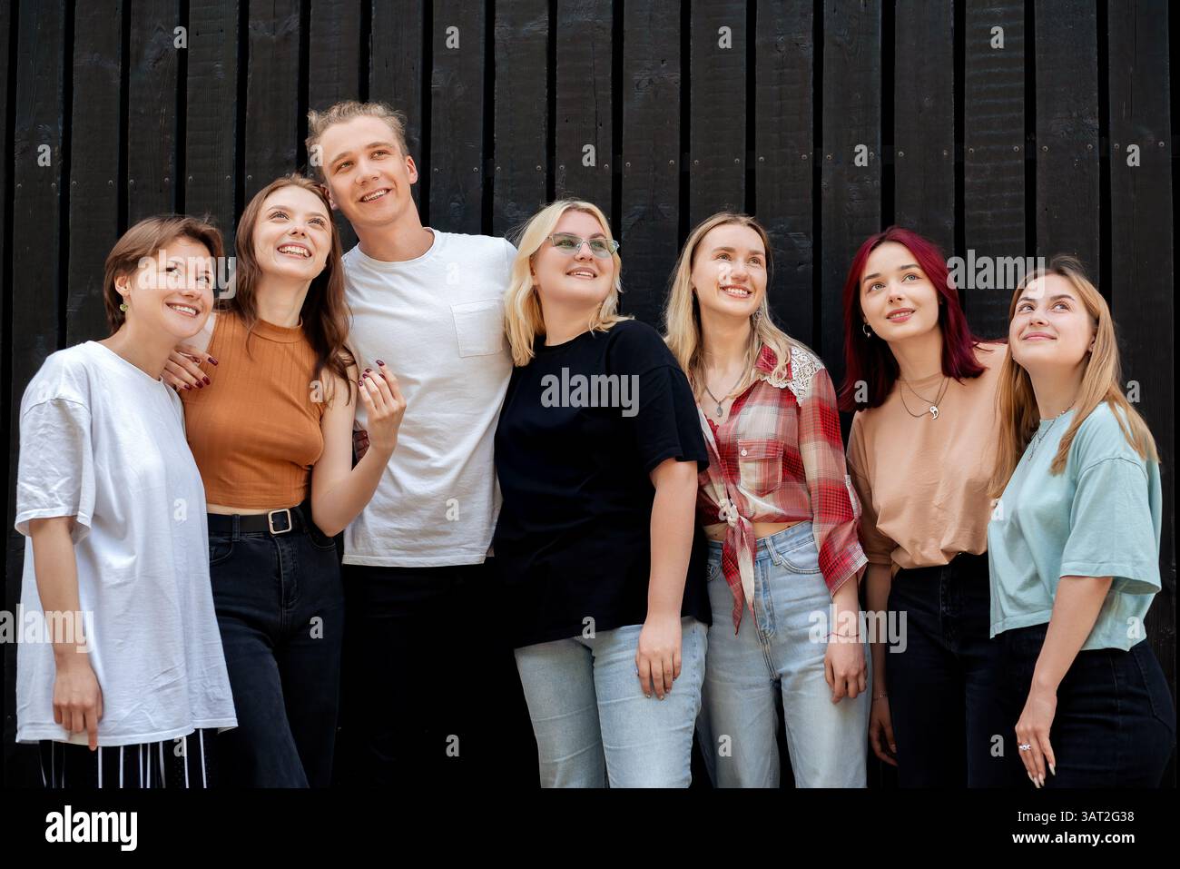 Gruppe glücklicher Freunde, die draußen in legeren Outfits lächeln Stockfoto