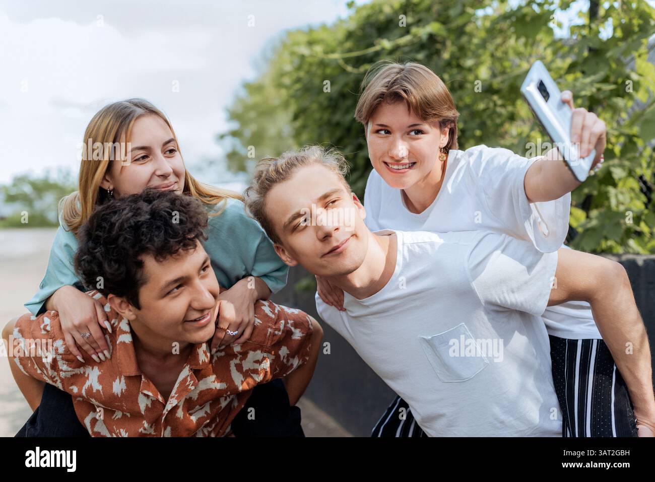 Gruppe von Freunden, die draußen ein Selfie machen, fröhliche Stimmung Stockfoto