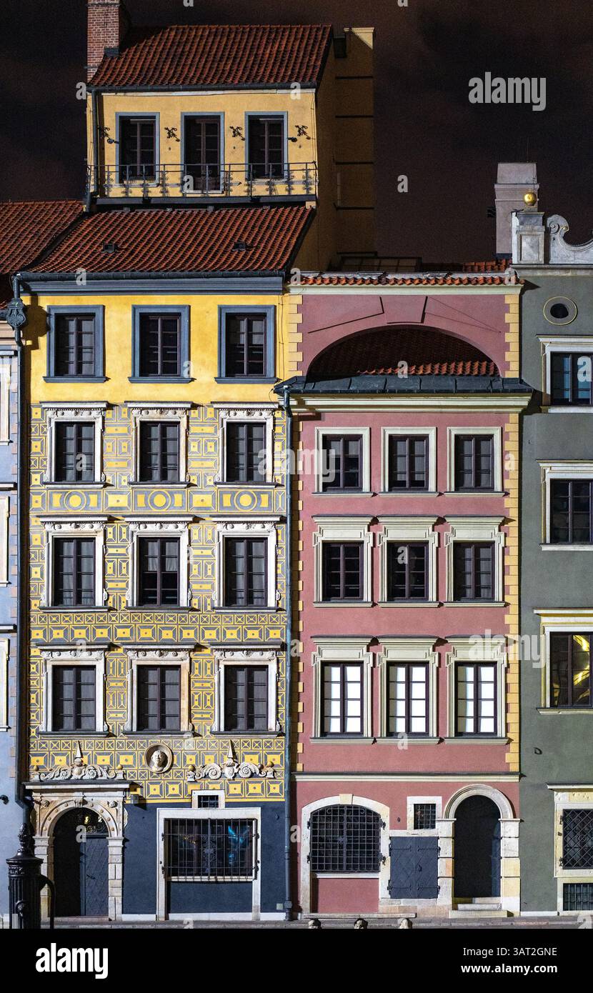 Eine lebhafte Reihe historischer Gebäude mit komplexen Fassaden in verschiedenen Farben, die architektonische Details und Muster zeigen. Die Szene wird beleuchtet Stockfoto