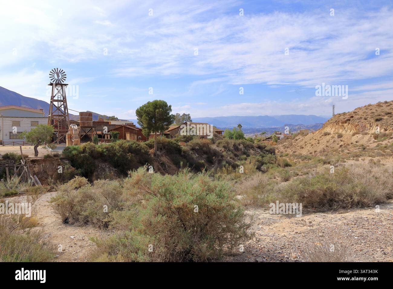 Ein Blick auf Häuser im westlichen Stil für Filme, Mini hollywood mitten in der Wüste, in Tabernas, Almeria, Andalusien, Spanien Stockfoto