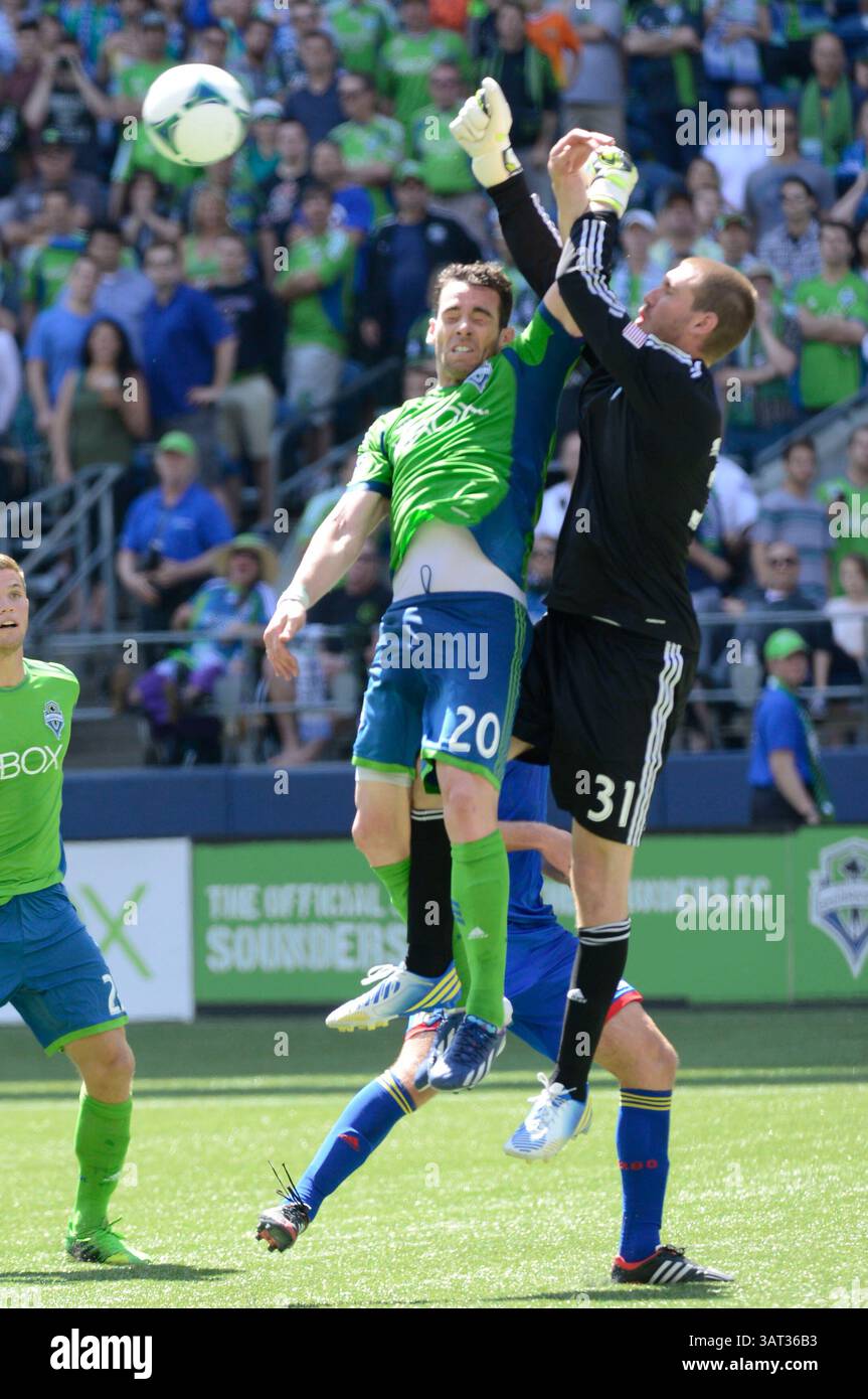 Juli 2013. . Colorado Rapids Torhüter Clint Irwin #31 schlägt den Ball über den aufladenden Seattle Sounders FC-Verteidiger Zach Scott #20 im CenturyLink Field in Seattle, WA. . Seattle Sounders FC und Colorado Rapids ziehen 1 - 1. George Holland / Cal Sport Media. (Bild: © George Holland/Cal Sport Media/ZUMAPRESS.com) Stockfoto