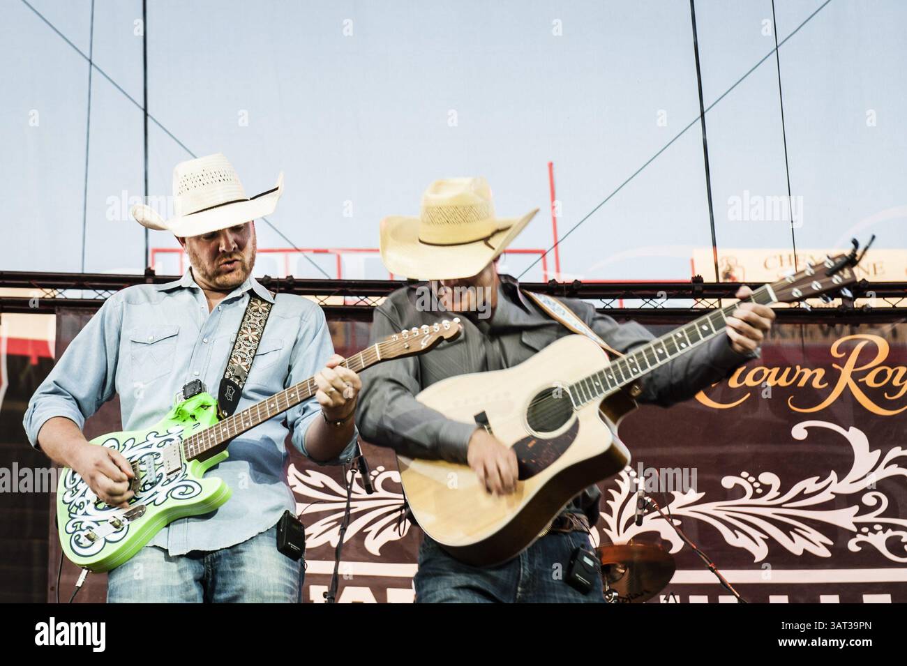21. Juli 2013: Cheyenne, Wyoming, USA S - Leadgitarrist WYATT SPRINGSTEEN und Leadsänger und Akustikgitarrist CHANCEY WILLIAMS treten als Chancey Williams und die Jüngere Brothers Band bei den Cheyenne Frontier Days für D. Yoakam auf. (Kreditbild: © Janet Kotwas/ZUMAPRESS.com) Stockfoto