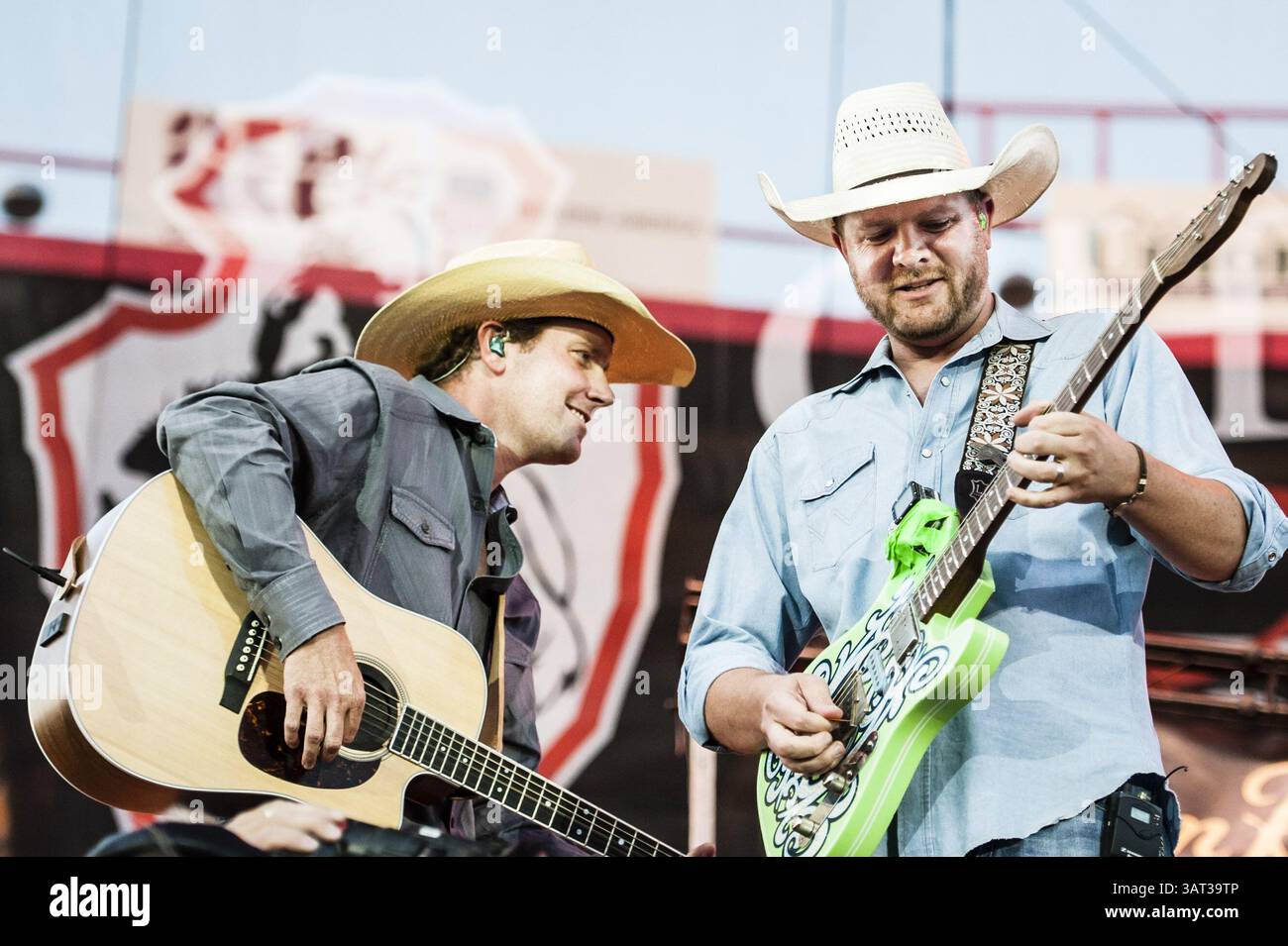 21. Juli 2013: Cheyenne, Wyoming, USA S - Leadsänger und Akustikgitarrist CHANCEY WILLIAMS und Leadgitarrist WYATT SPRINGSTEEN treten als Chancey Williams und die Jüngere Brothers Band bei den Cheyenne Frontier Days für D. Yoakam auf. (Kreditbild: © Janet Kotwas/ZUMAPRESS.com) Stockfoto