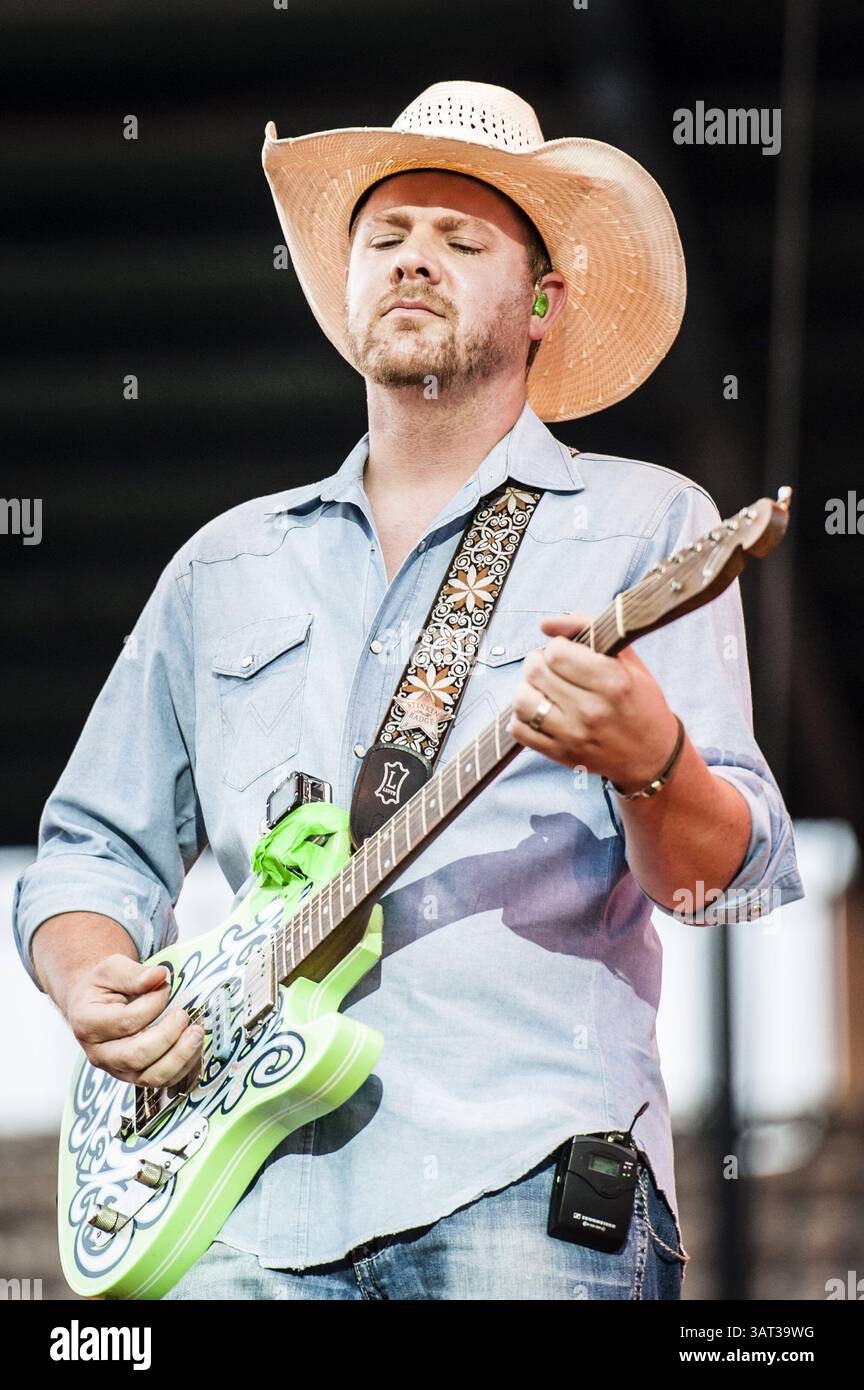21. Juli 2013: Cheyenne, Wyoming, USA S – Leadgitarrist WYATT SPRINGSTEEN tritt als Chancey Williams und die Younger Brothers Band auf, die für D. Yoakam bei den Cheyenne Frontier Days eröffnet wurden. (Kreditbild: © Janet Kotwas/ZUMAPRESS.com) Stockfoto
