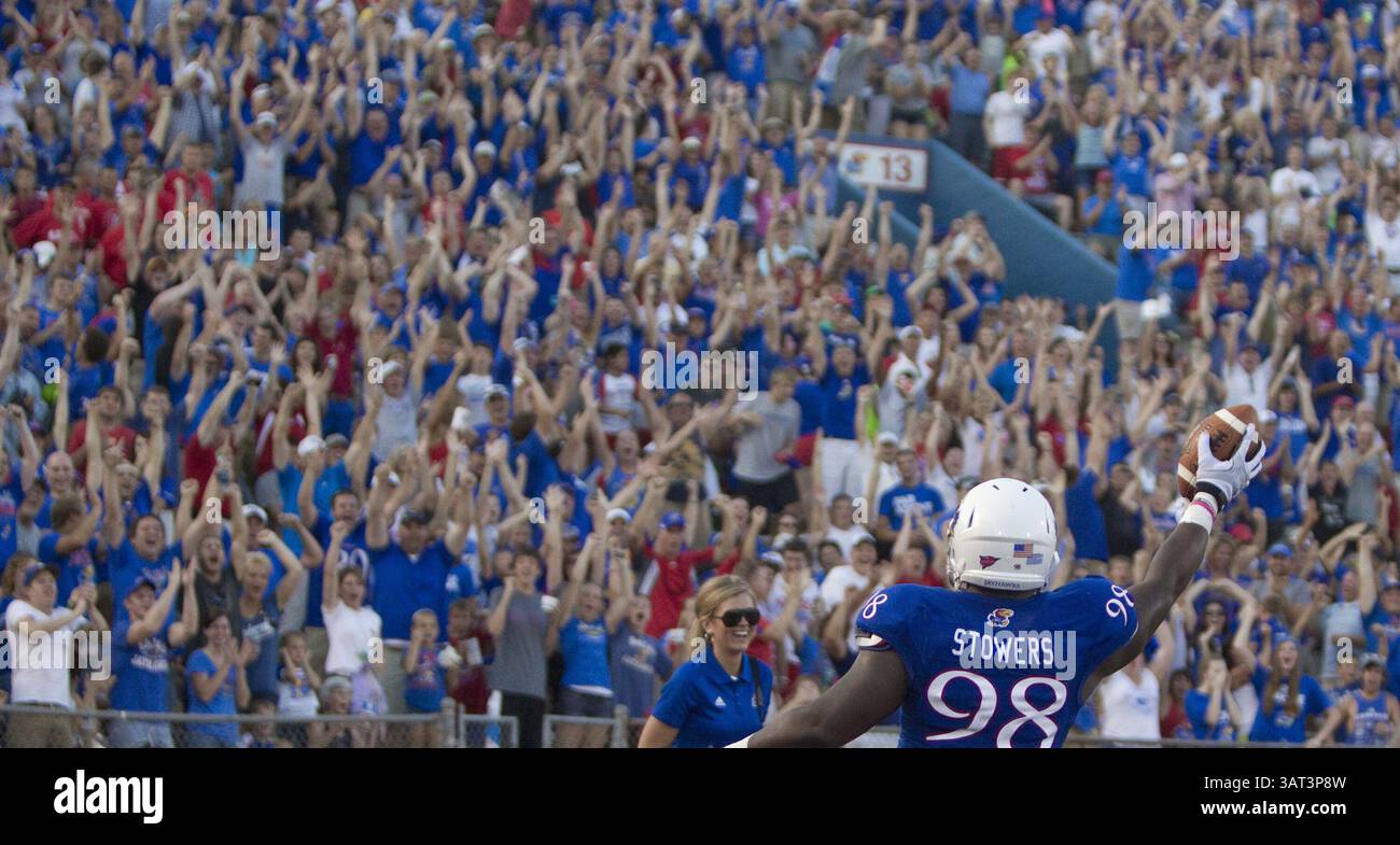 7. September 2013 - Lawrence, KS, USA - der Kansas Defensive Lineman Keon Stowers (98) feiert mit Fans, nachdem er am Samstag, 7. September 2013 im Memorial Stadium in Lawrence, Kansas, eine Interception für einen offensichtlichen Touchdown im zweiten Quartal zurückgegeben hat. Eine Hold-Penalty hat die Punktzahl aufgehoben. (Bild: © Shane Keyser/MCT/ZUMAPRESS.com) Stockfoto