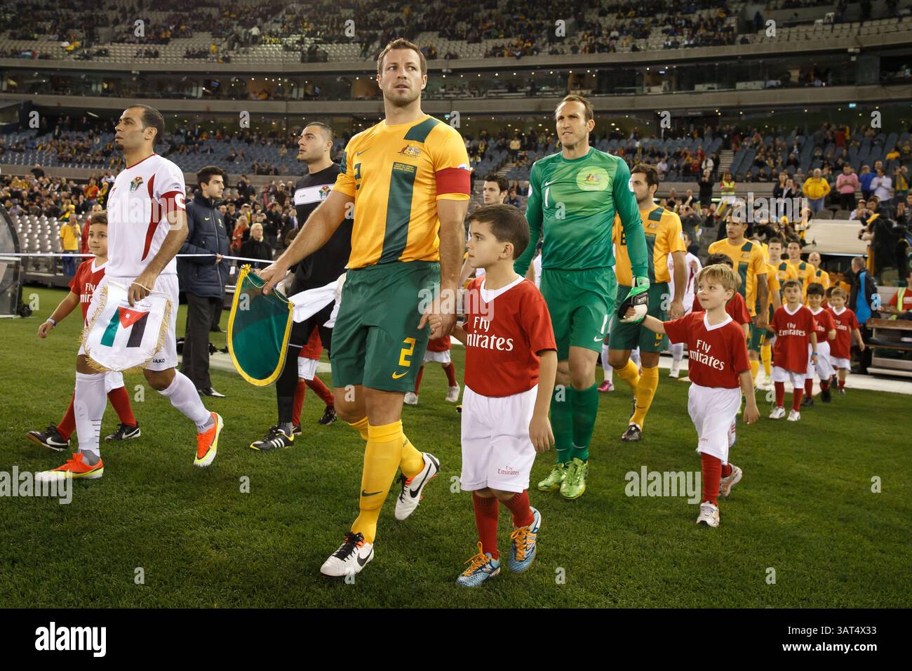 11. Juni 2013 – Etihad Stadium, Victoria, Australien – Lucas NEILL führt die australische Mannschaft im Etihad Stadium, Melbourne, Australien, zum Qualifikationsspiel der vierten FIFA-Weltmeisterschaft 2014, auf das Feld. (Bild: © Sydney Low/ZUMAPRESS.com) Stockfoto