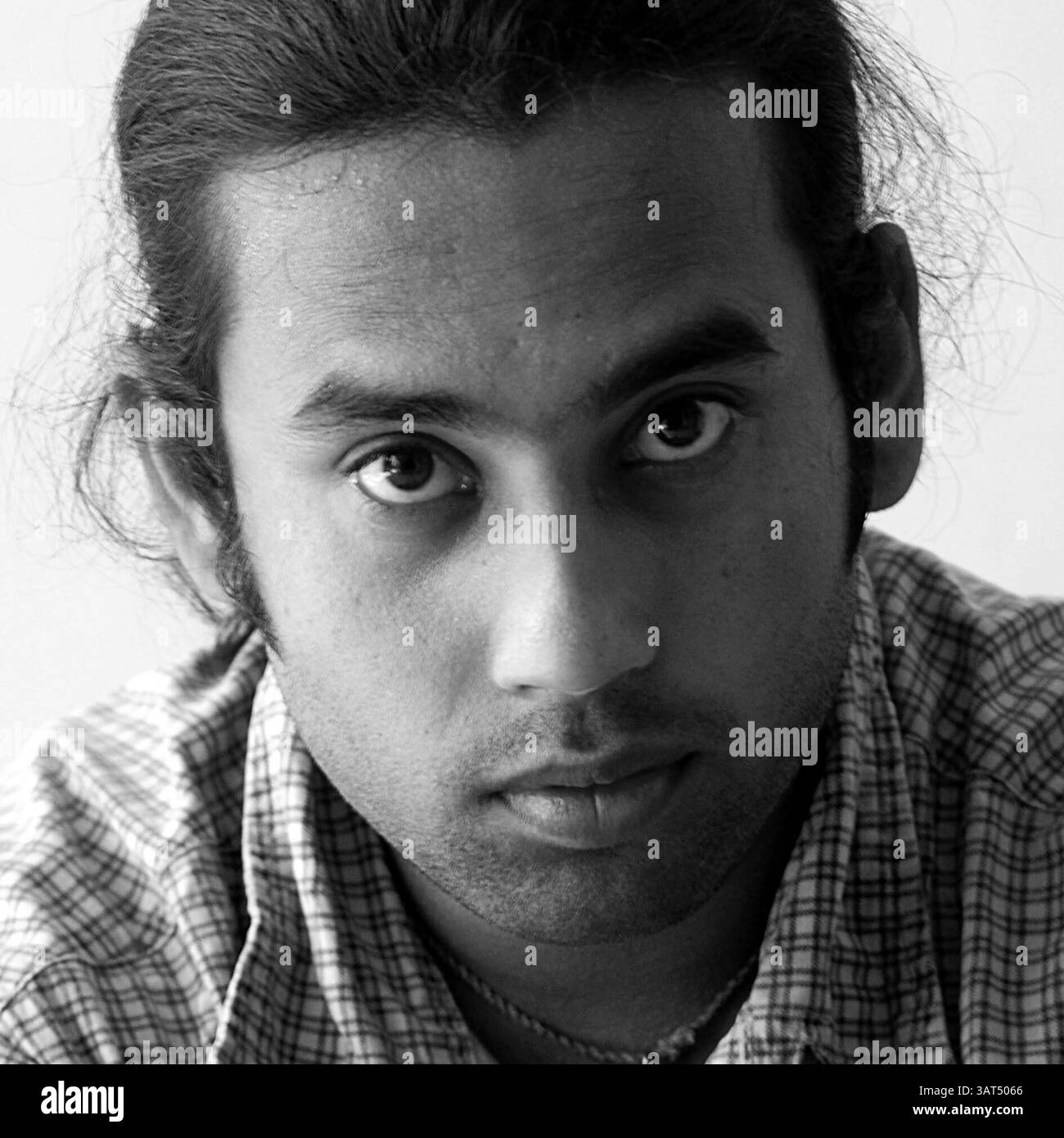 ABHIJIT ADDYA passt in diesen Job aus fünf Hauptgründen: Er weiß, was gute Fotografie ist. Er beobachtet die zeitgenössische Politik sorgfältig. Er kann soziale Veränderungen menschlicher Verhaltensmuster und äußerer Moden lesen. Er glaubt, dass Nachrichtenfotografie ein Job von 24/7 ist. Und er behält seine Kamera auch vor dem Schlafengehen bei sich, weil er die Gelegenheit nicht verpassen möchte, Fotos von einer guten Traumsequenz zu machen. Stockfoto