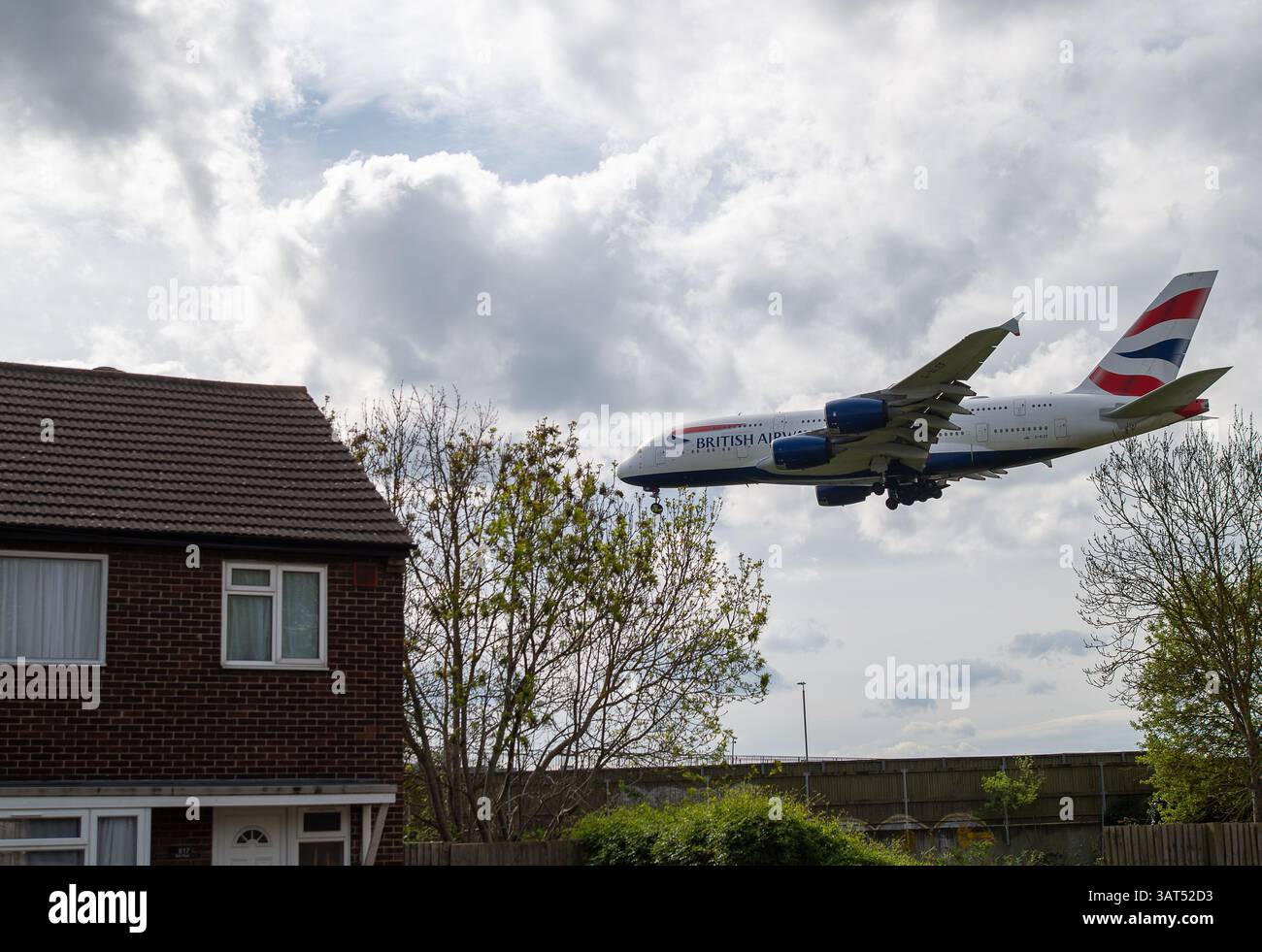 Longford, Großbritannien. April 2025. Ein British Airways Airbus A380-841 landet in Heathrow. Es war heute ein geschäftiger Karfreitag am Flughafen London Heathrow, wo die Flugankünfte nacheinander gestreamt wurden. Ein Teil von Longford Village wird abgerissen, wenn die dritte Heathrow-Landebahn vorangeht. Quelle: Maureen McLean/Alamy Live News Stockfoto