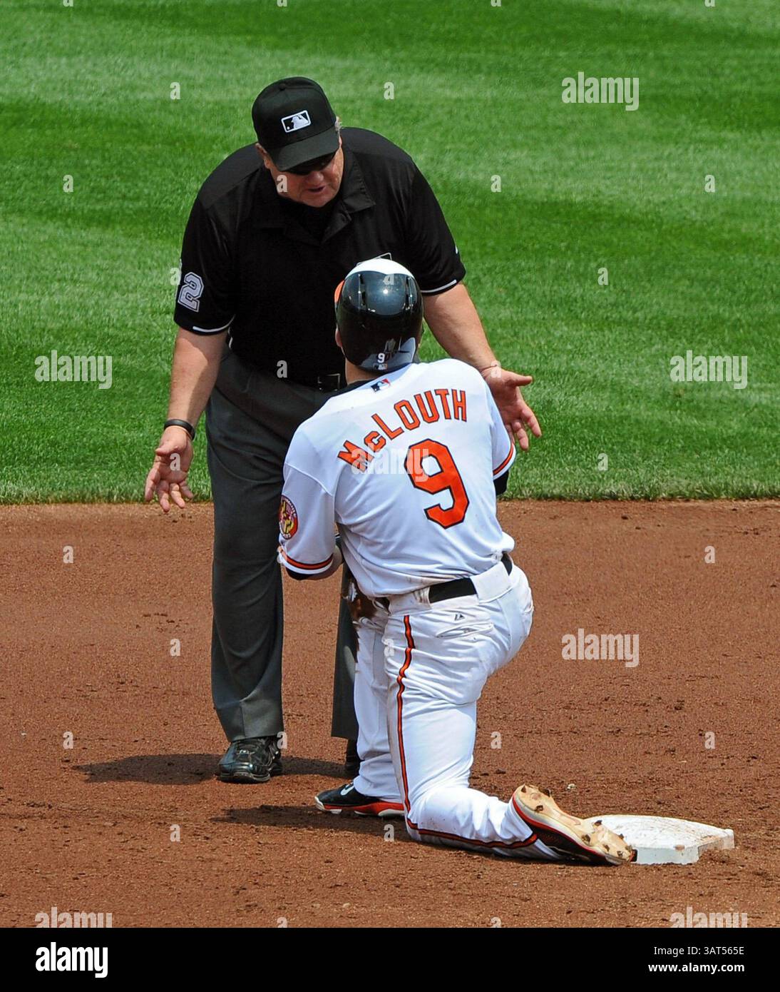 12. Juni 2013: Baltimore, Maryland, USA, der zweite Baseballsieg JOE WEST, erklärt dem NATE MCLOUTH der Baltimore Orioles, warum er im dritten Inning gegen die Los Angeles Angels im Oriole Park die zweite Baseballbasis stehlen wollte. Die Engel haben mit 9:5 gewonnen. (Kreditbild: © Kenneth K. Lam/MCT/ZUMAPRESS.com) Stockfoto