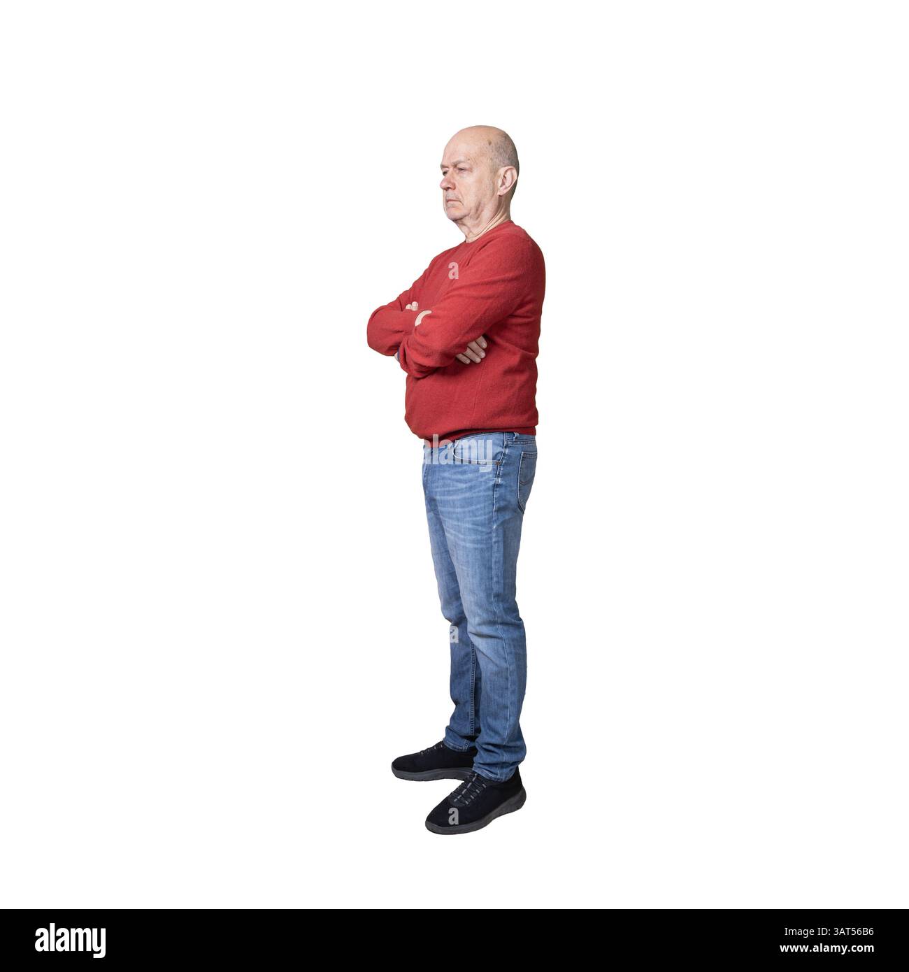 Ein aufmerksamer Mann mit gefalteten Armen Stockfoto