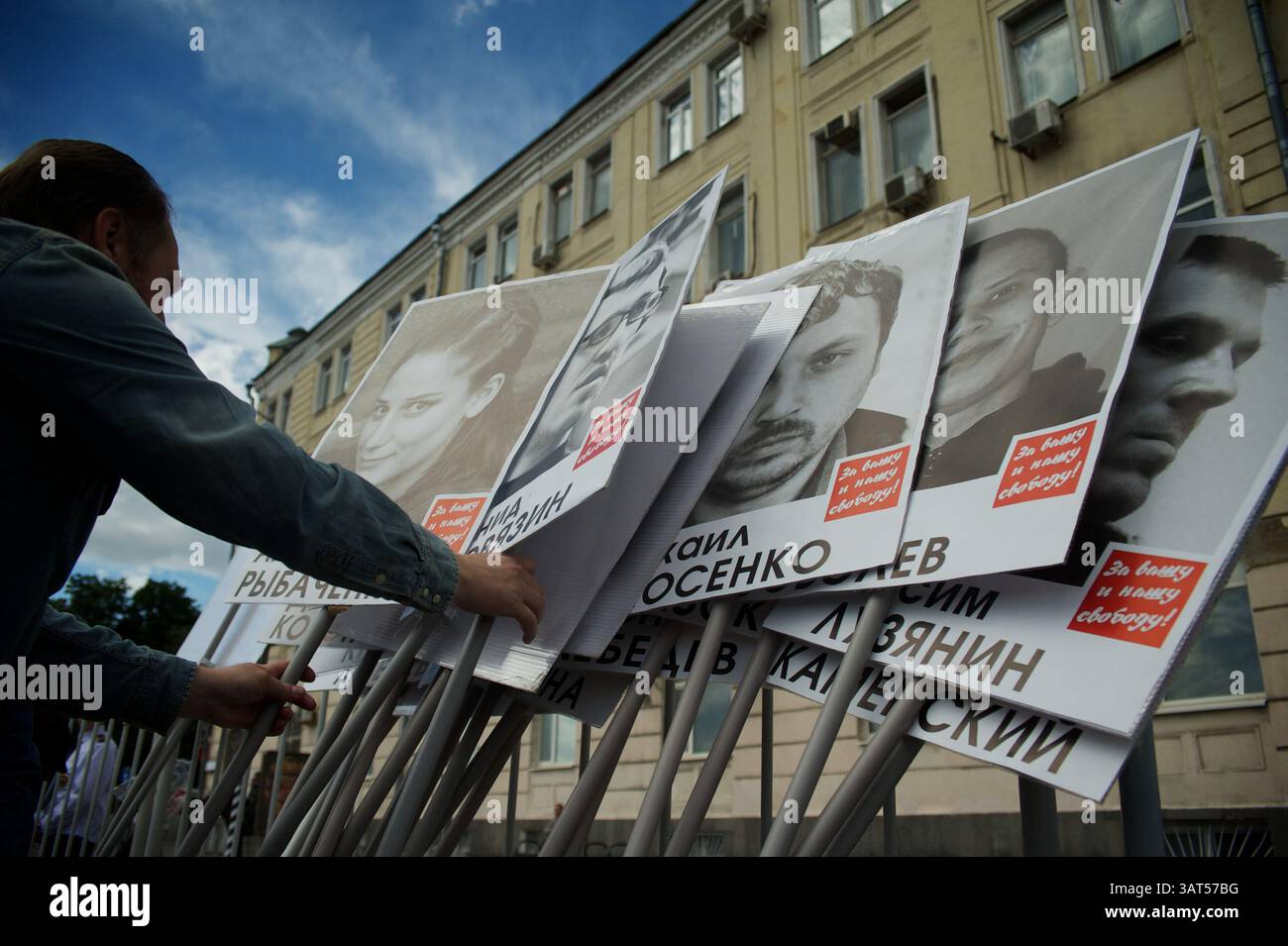 12. Juni 2013 - Moskau, Russland - Porträts politischer Gefangener während eines marsches der russischen Opposition durch das Moskauer Stadtzentrum am Mittwoch. Tausende russischer Oppositionsaktivisten marschieren durch Moskau, um die autoritäre Herrschaft von Präsident Wladimir Putins zu beklagen und die Freilassung von Personen zu fordern, die sie als politische Gefangene betrachten. (Bild: © Anna Sergeeva/ZUMAPRESS.com) Stockfoto