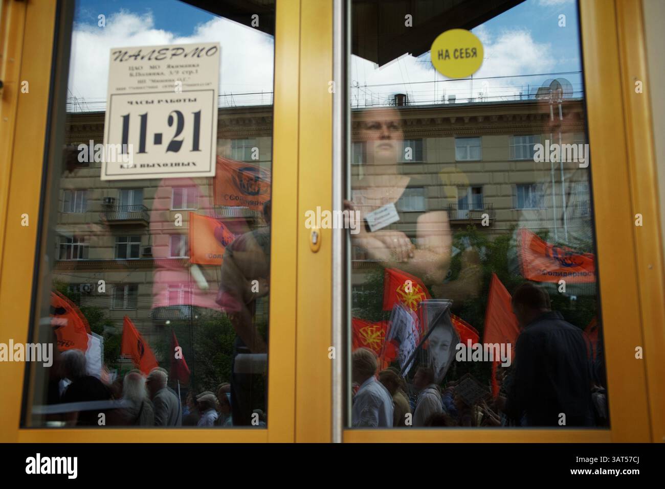 12. Juni 2013 - Moskau, Russland - Menschen sehen russische Oppositionelle während eines marschs durch das Moskauer Stadtzentrum am Mittwoch. Tausende russischer Oppositionsaktivisten marschieren durch Moskau, um die autoritäre Herrschaft von Präsident Wladimir Putins zu beklagen und die Freilassung von Personen zu fordern, die sie als politische Gefangene betrachten. (Bild: © Anna Sergeeva/ZUMAPRESS.com) Stockfoto