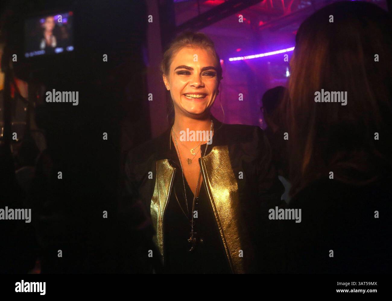 Juni 2013 - London, England - nur US Sales....12. Juni 2013, London....Cara Delevingne bei der DKNY Artworks-Markteinführung am 12. Juni 2013 in London (Credit Image: © Famous/Ace Pictures/ZUMAPRESS.com) Stockfoto