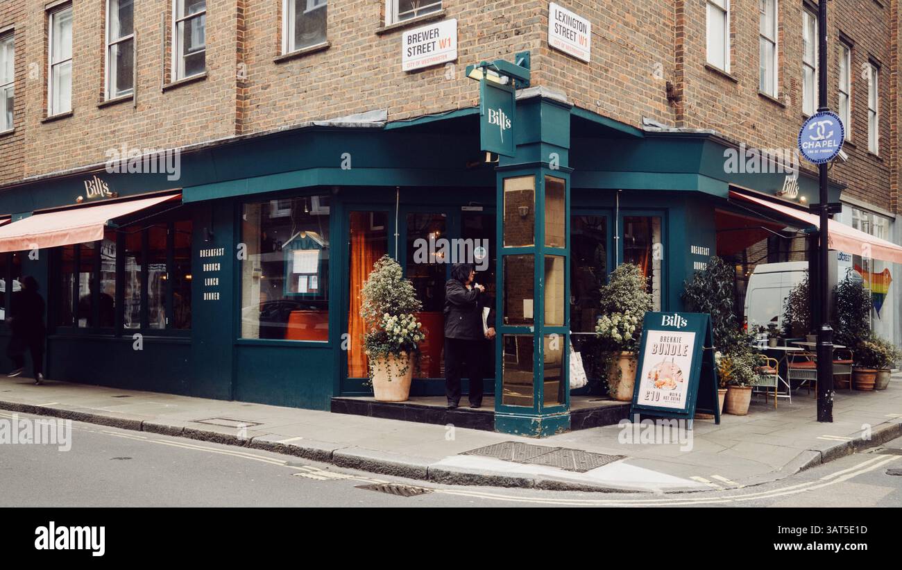 London, Großbritannien - 25. März 2025: Bill’s Restaurant an der Ecke Brewer Street und Lexington Street in Soho, London. Stockfoto