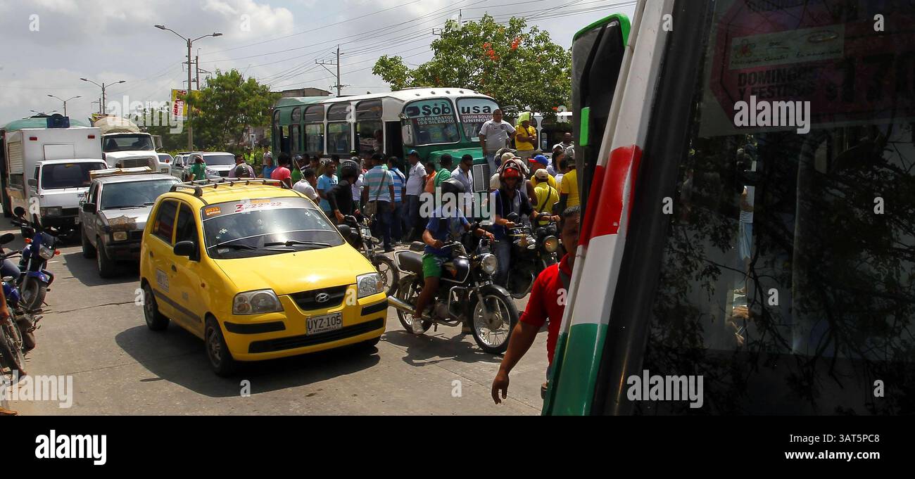 12. Juni 2013 - Barranquilla, AtlÃ NTICO, Kolumbien - BARRANQUILLA, JUNIO 121 DE 2013 Conductores de las empresas de transporte Sobusa y Coochofal siguieron con las protestas y bloqueo de vÃÂ­as, debido al asesinato de tres de sus extorsiÃÂ³n eros en lo que parece ser una dueÃÂ±a los compaÃÂ±os de dichas empresas. Antonio Segebre, repräsentantes del distrito y el alcalde de Soledad, Franco Castellanos se reunieron con los manifestantes tratando de llegar a una soluciÃÂ³n y garantizando su seguridad AtlÃÂntico JosÃÂ. FOTOS GUILLERMO GONZÃÂ LEZ/ADN CrÃÂ: CEET Fo Stockfoto